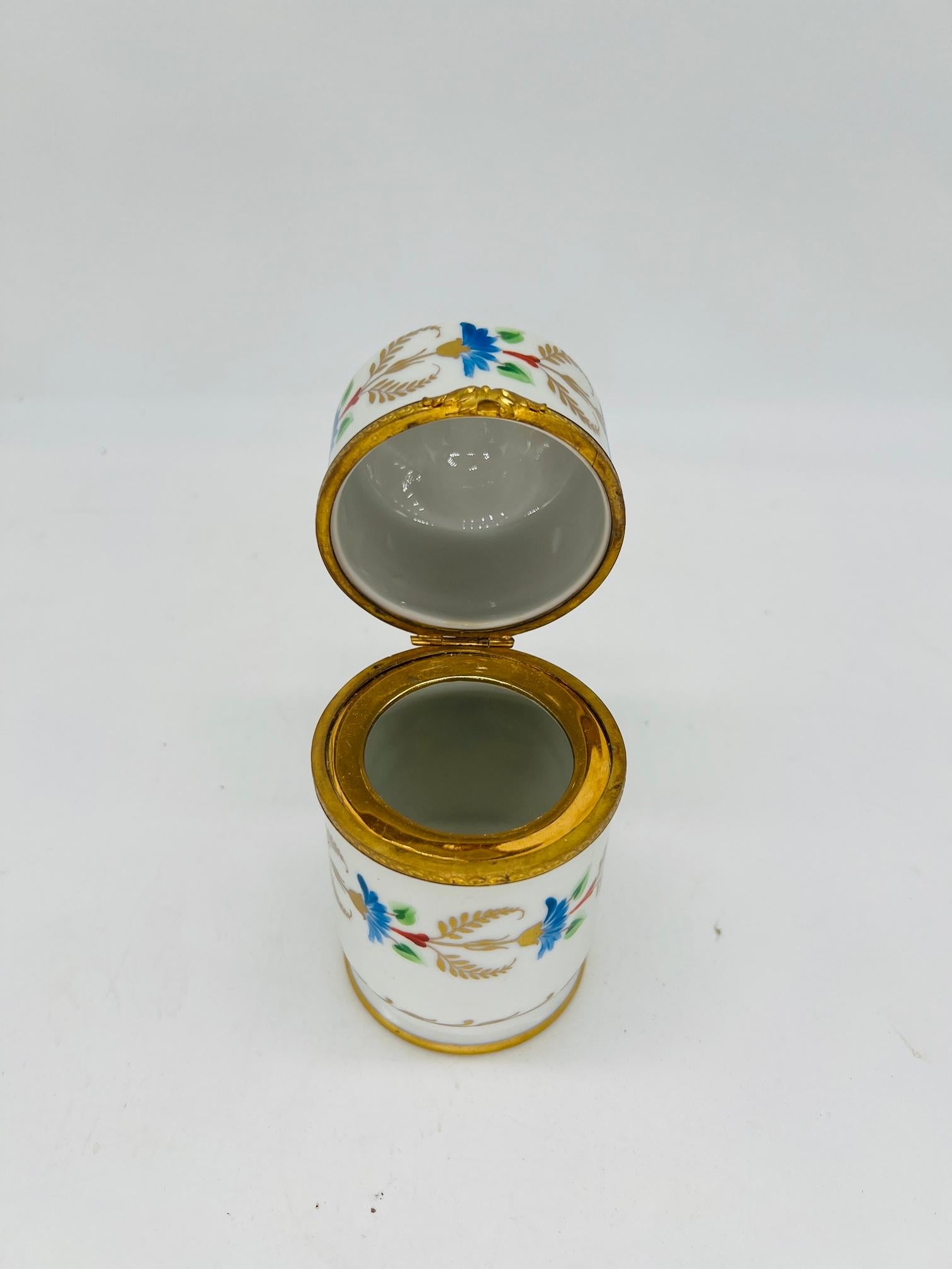 Porcellana Scatola di porcellana d'epoca Le Tallec decorata con smalto e dorata Circa 1966 in vendita