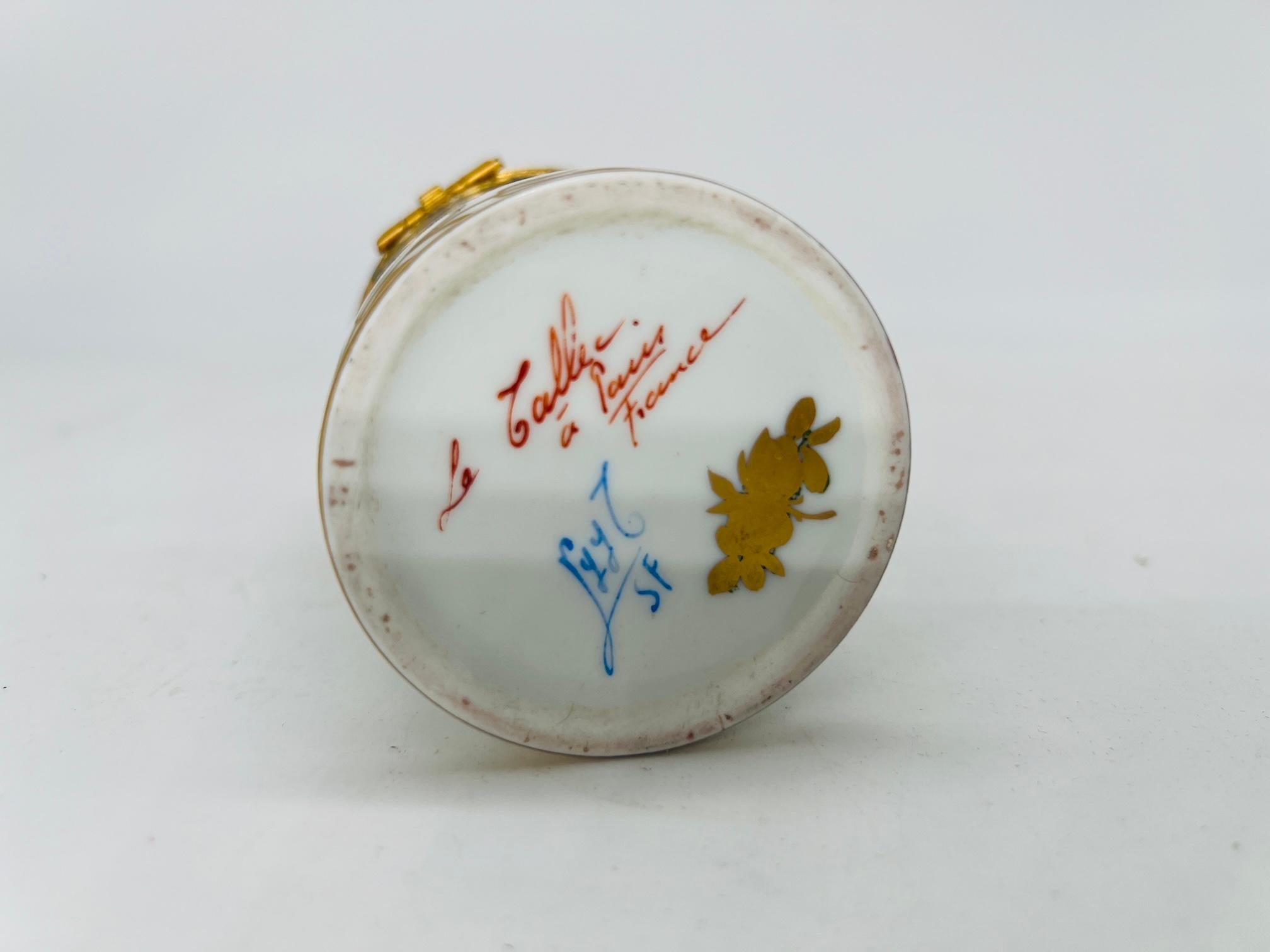 Scatola di porcellana d'epoca Le Tallec decorata con smalto e dorata Circa 1966 in vendita 1