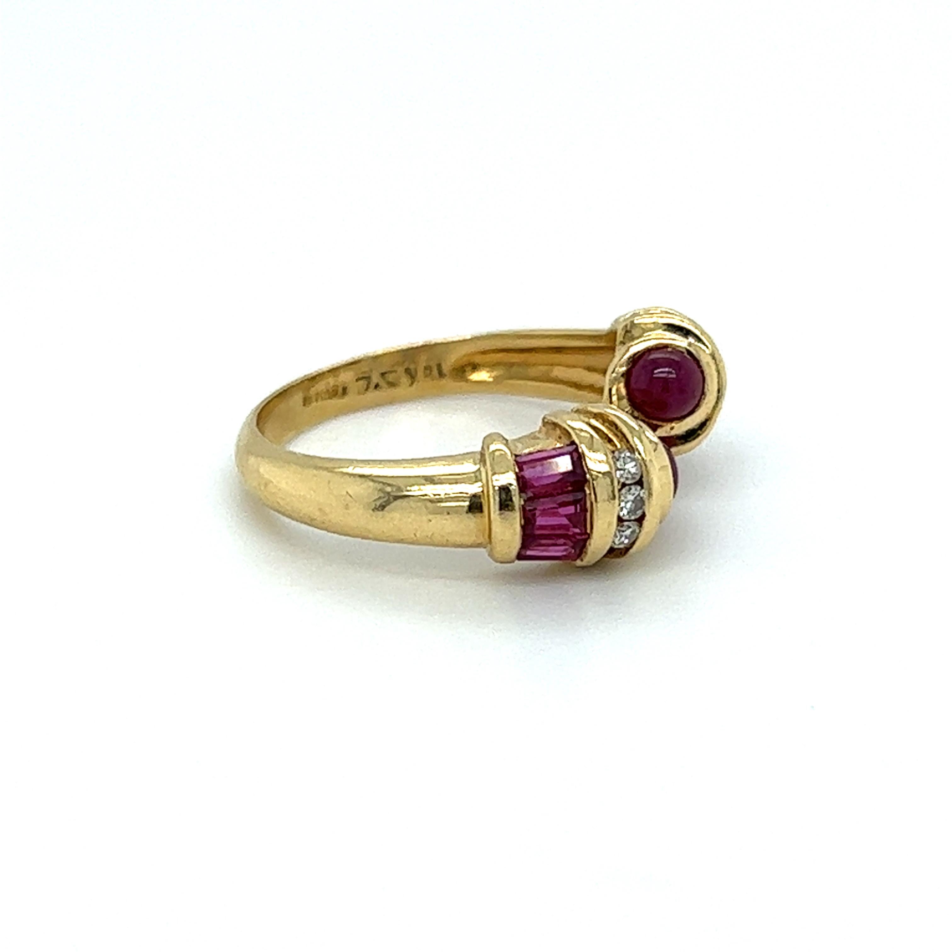 Vintage Le Vian Bypass-Design-Ring aus 18 Karat Gelbgold mit Rubin und Diamant  (Cabochon) im Angebot