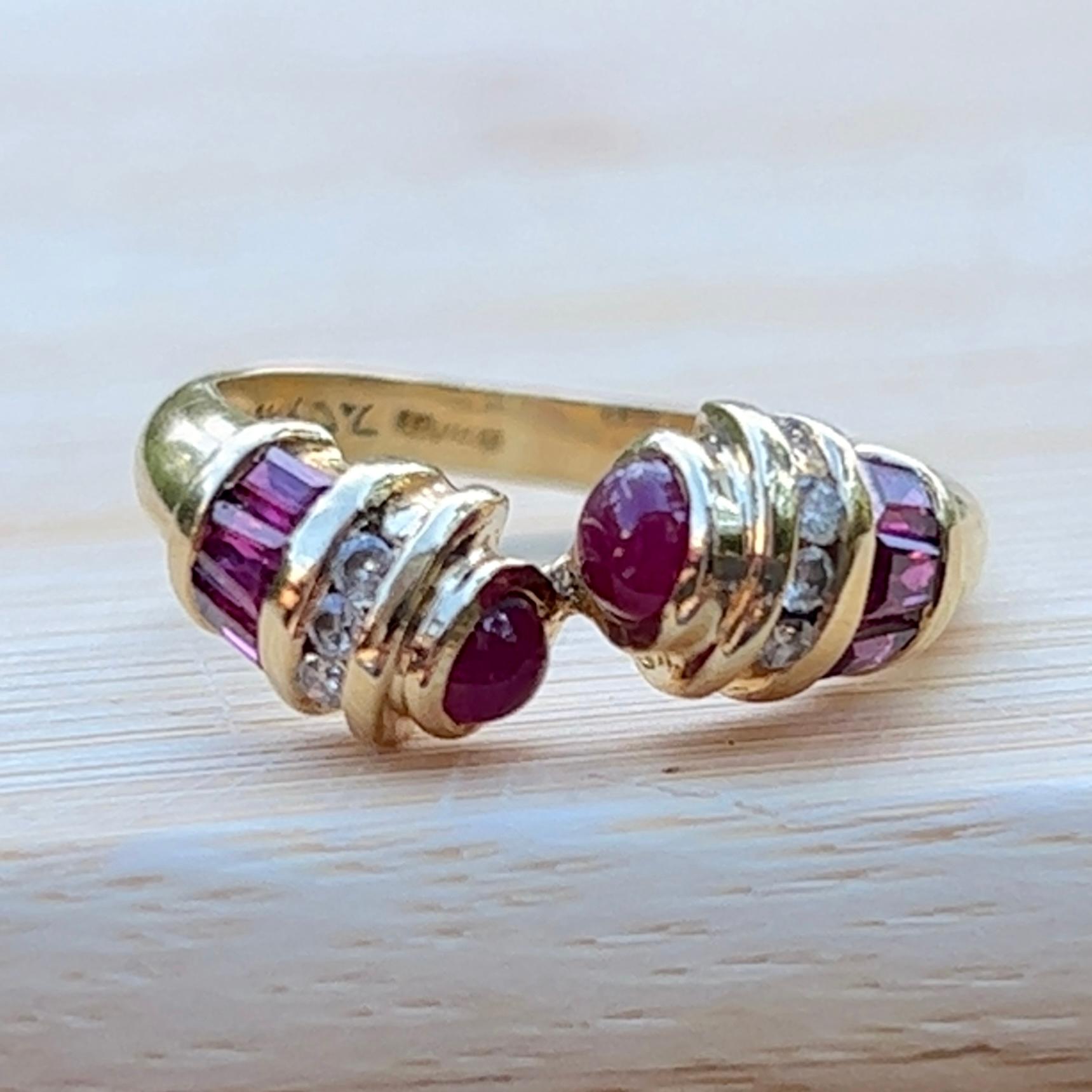 Vintage Le Vian Bypass-Design-Ring aus 18 Karat Gelbgold mit Rubin und Diamant  Damen im Angebot