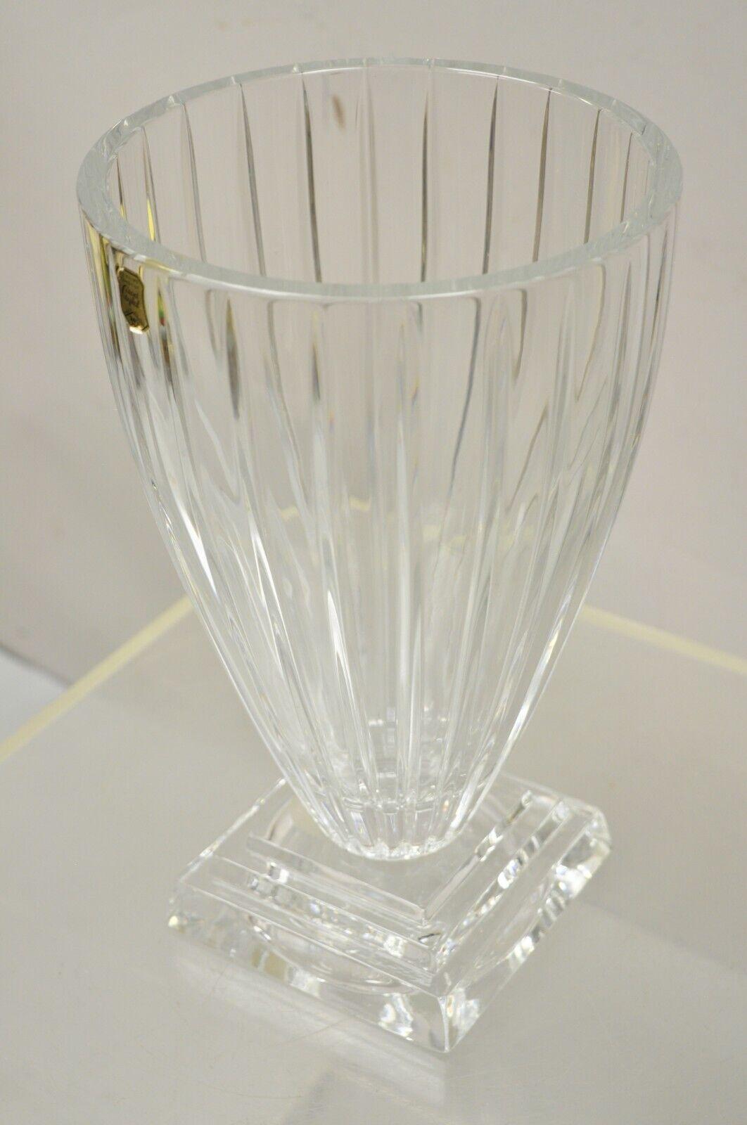 Moderno Vaso di cristallo al piombo d'epoca con fiori scanalati Polonia in vendita