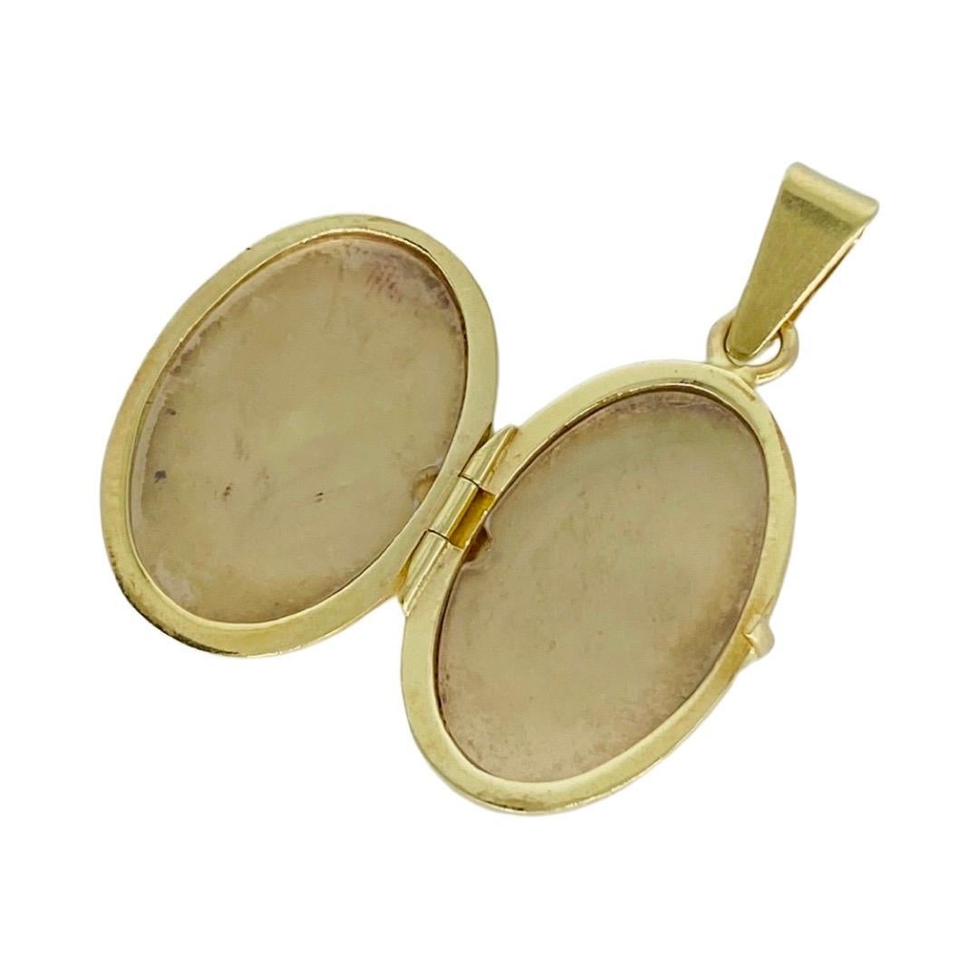 Vintage Leaf Design Oval Locket Pocket Pendant Italy 14k Gold In Good Condition For Sale In Miami, FL