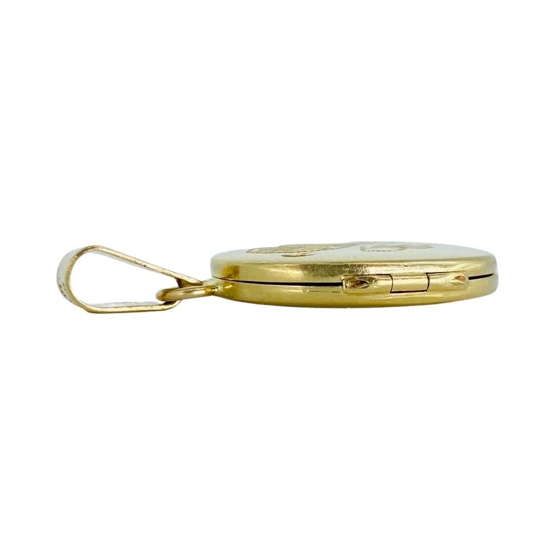 Vintage Leaf Design Oval Locket Pocket Pendant Italy 14k Gold For Sale 1