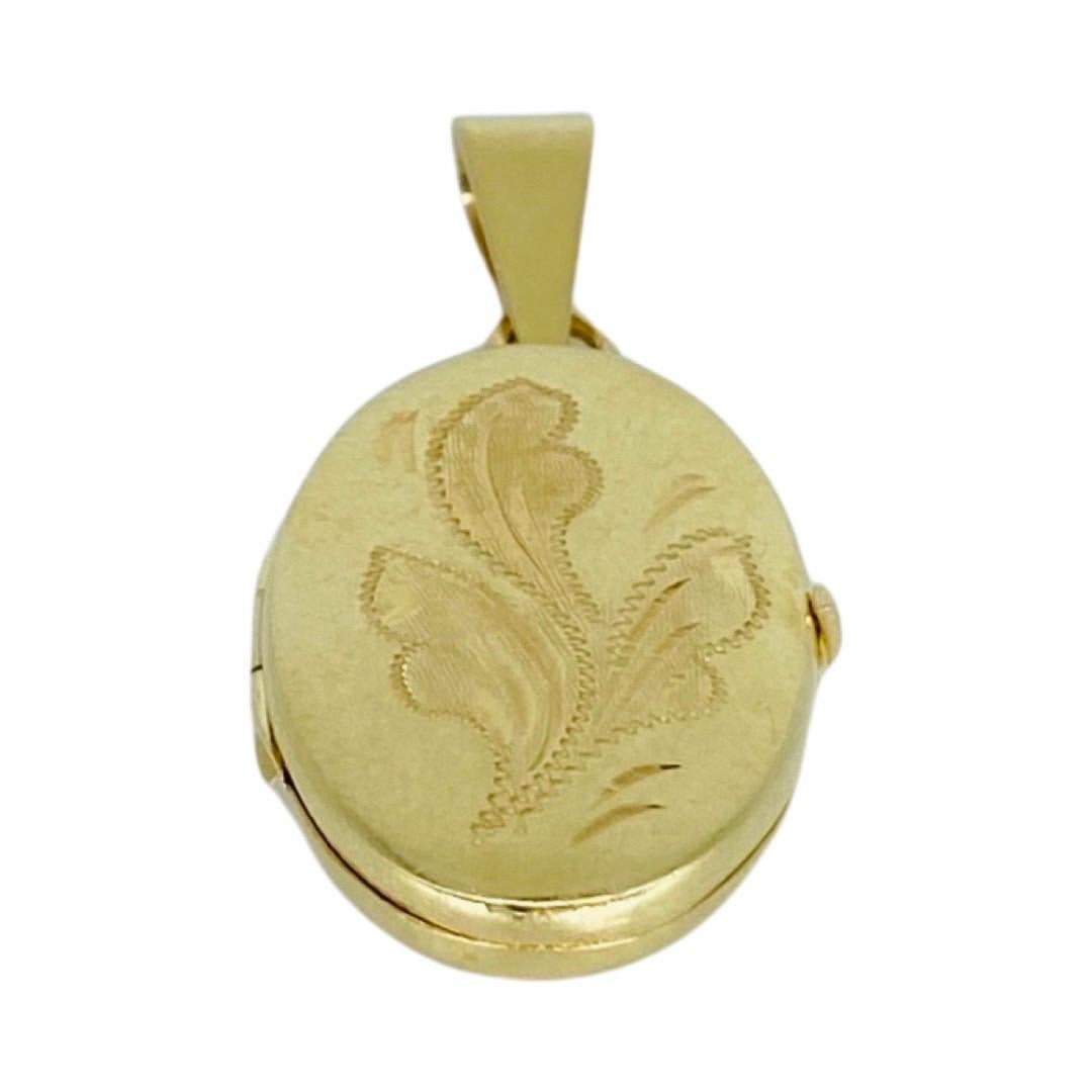 Vintage Leaf Design Oval Locket Pocket Pendant Italy 14k Gold For Sale