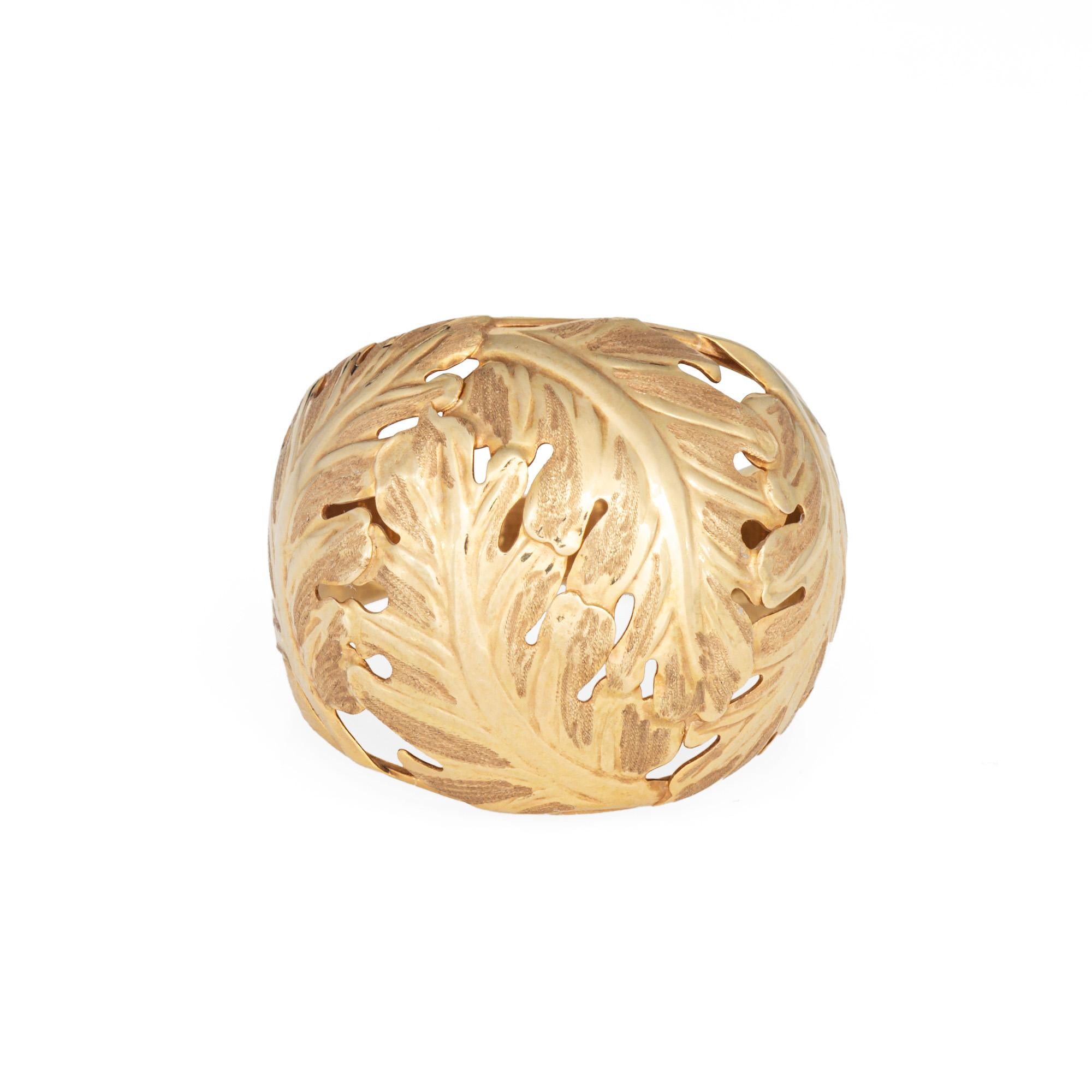 Stilvoller gewölbter Blattring aus 14 Karat Gelbgold (ca. 1980er Jahre). 

Das gewölbte Band hebt ein naturgetreues, strukturiertes Blattdesign hervor. Der Ring setzt ein markantes Zeichen an der Hand. Der mittelhohe Ring (6,5 mm - 0,25 Zoll) sitzt