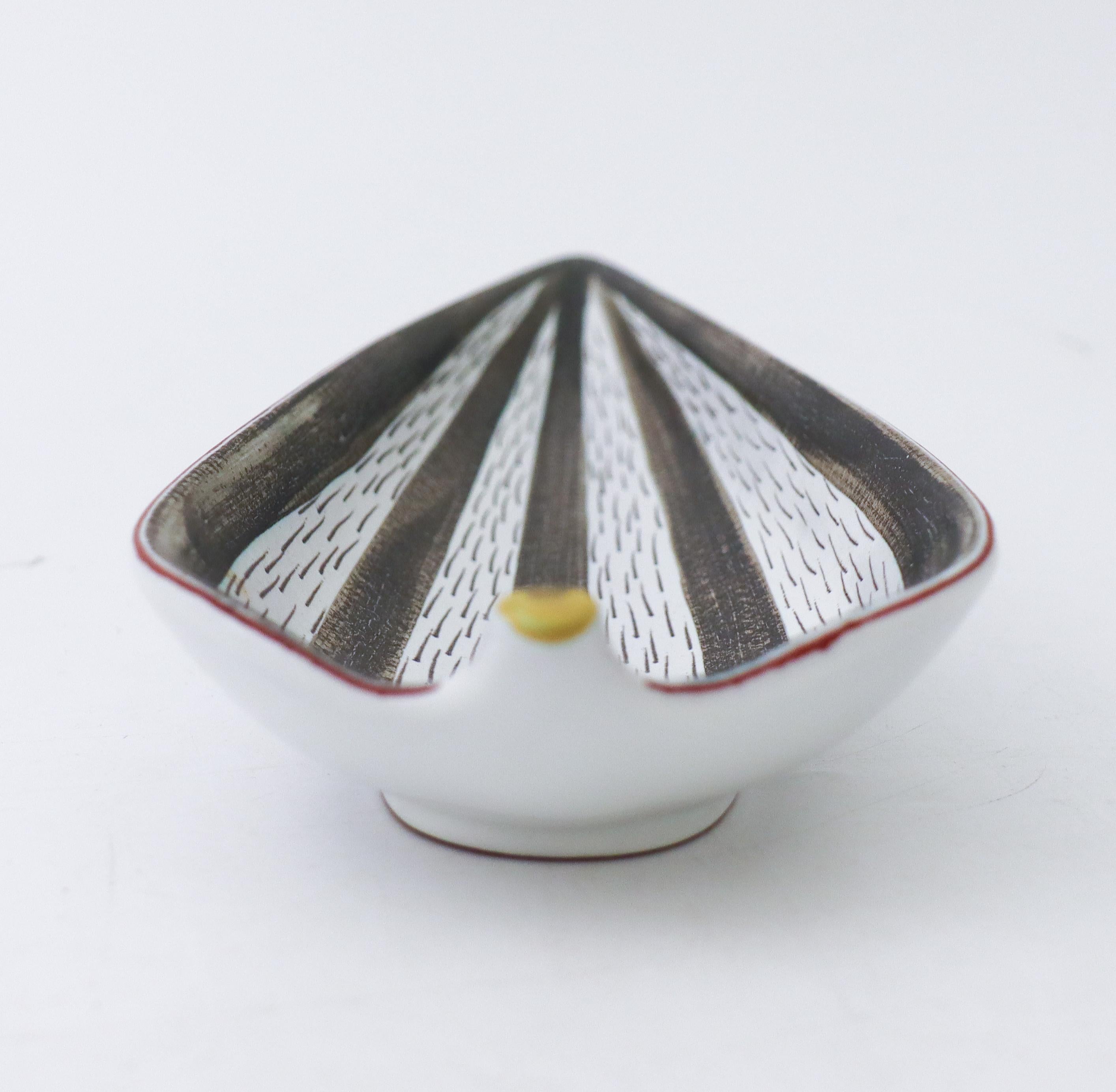 Vintage Leaf Shaped Serving Dish Faience, Stig Lindberg, Gustavsbergs Studio In Excellent Condition For Sale In Stockholm, SE