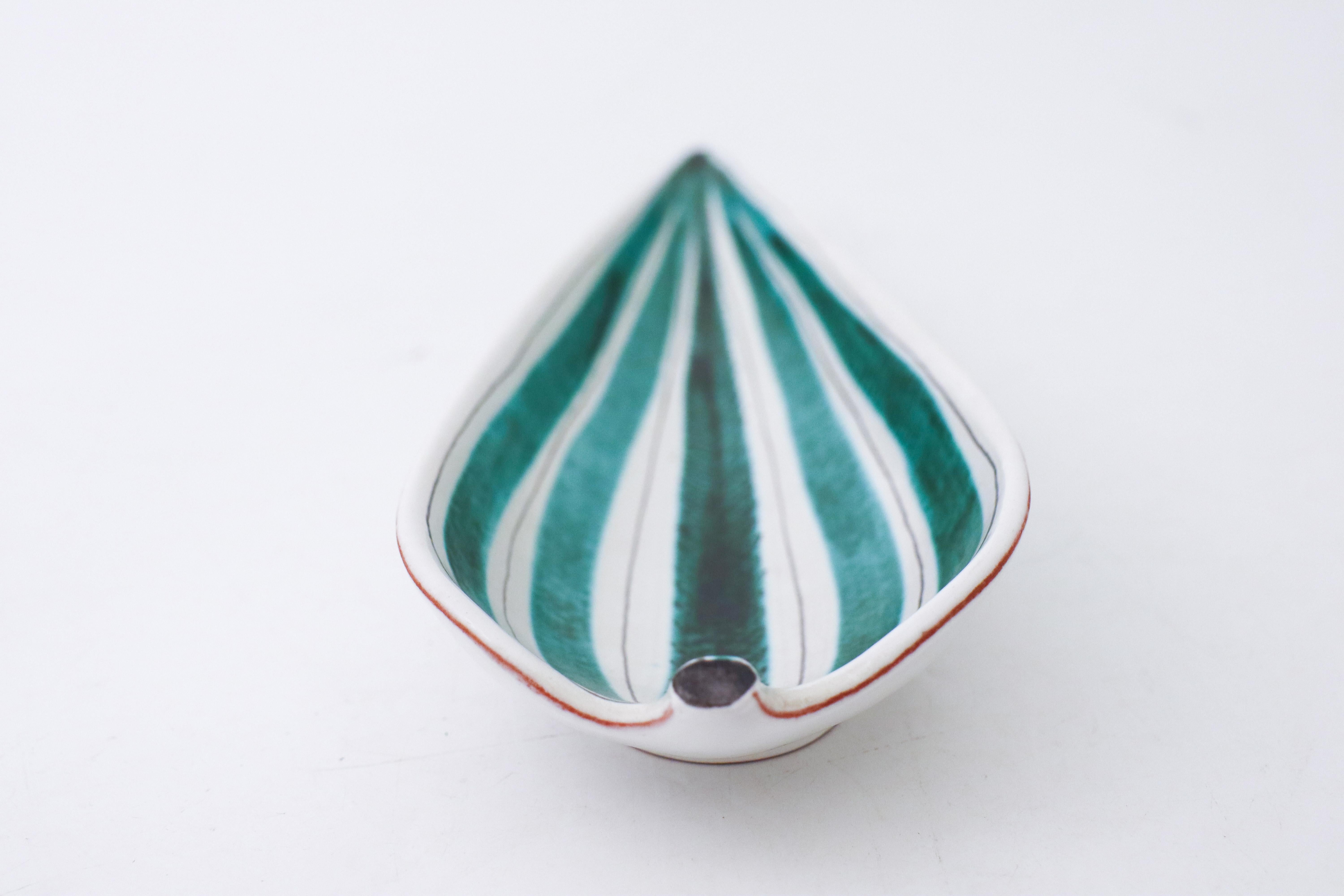 Stoneware Vintage Leaf Shaped Serving Dish Faience, Stig Lindberg, Gustavsbergs Studio For Sale