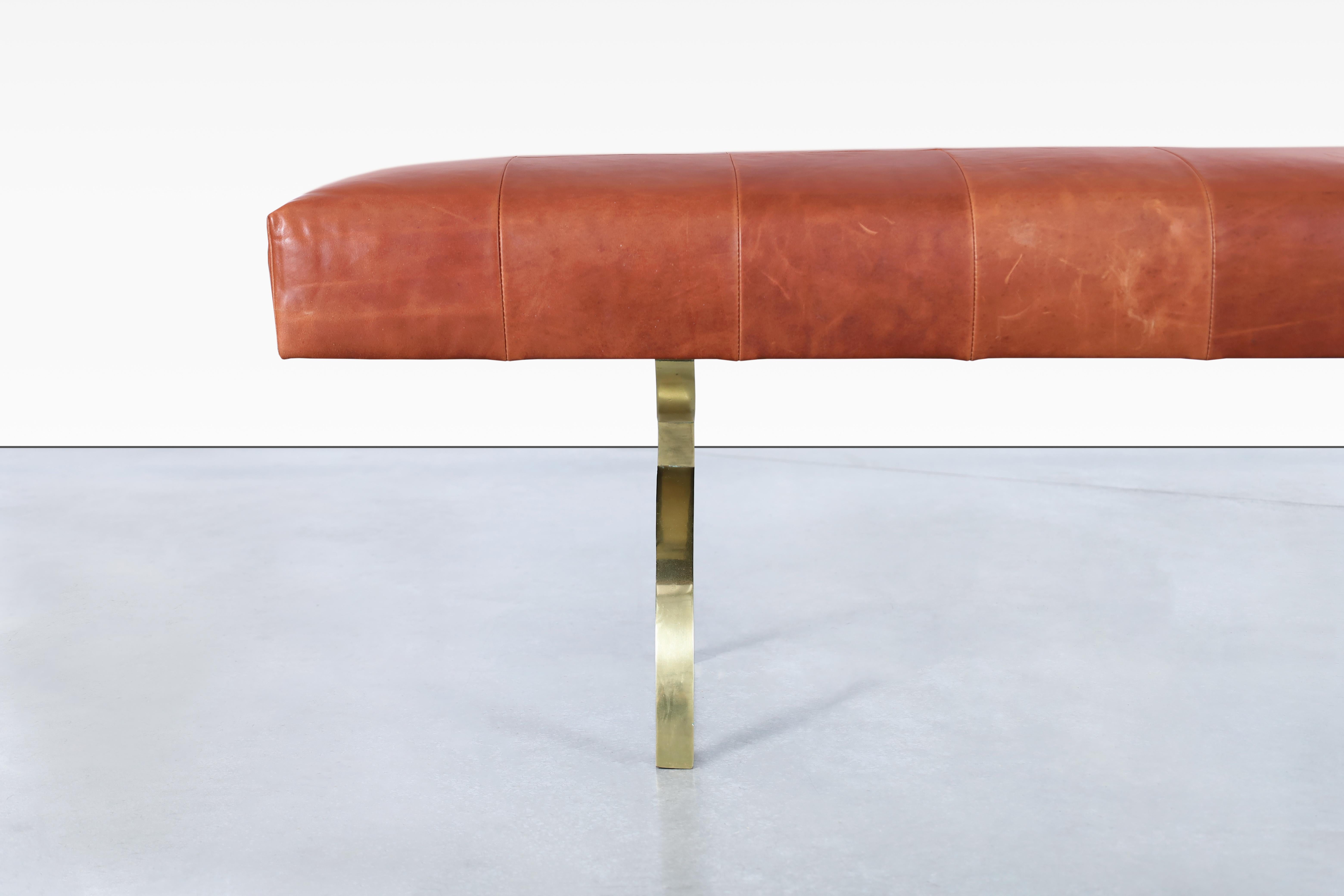 Mid-Century Modern Banc vintage en cuir et laiton en vente