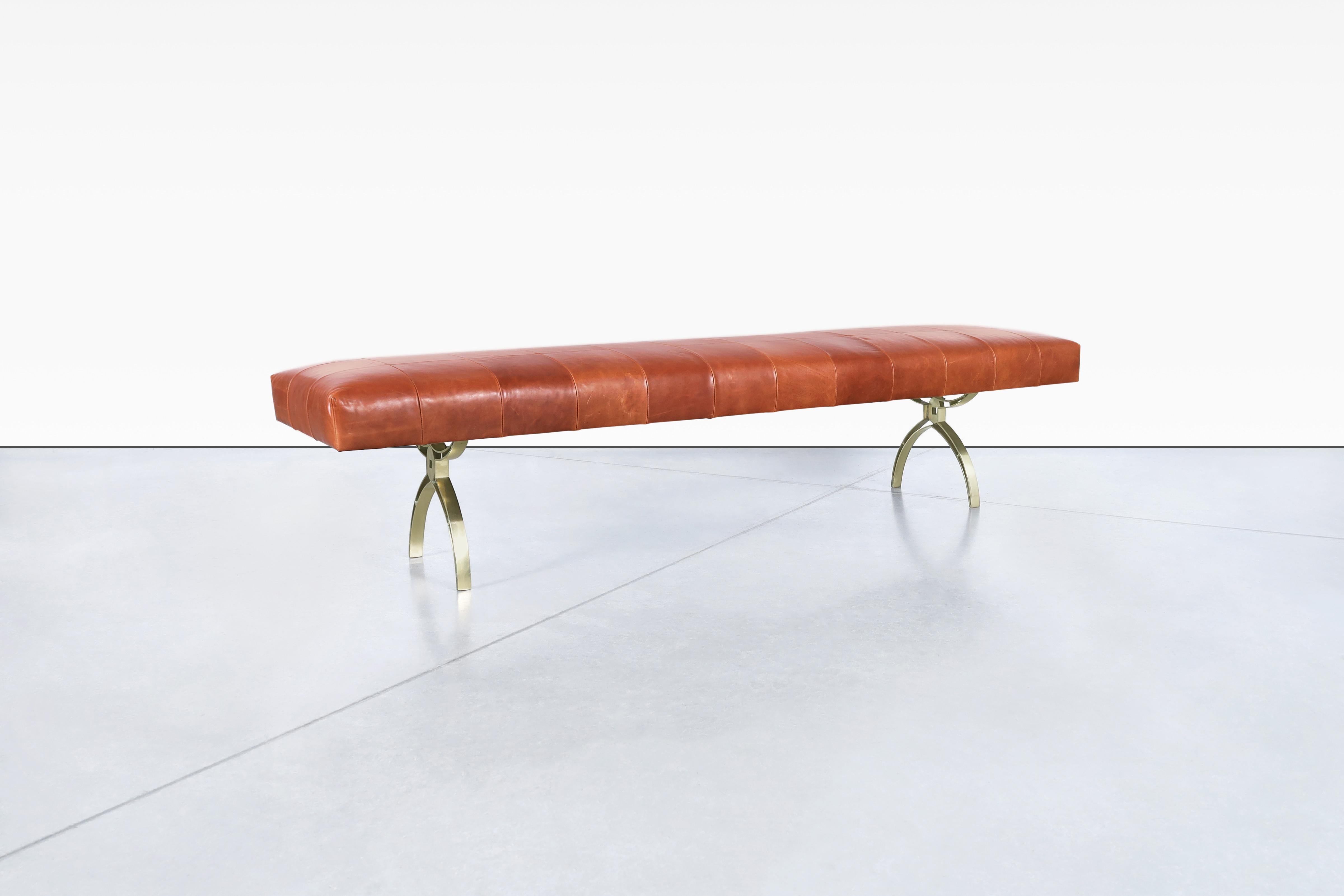 Banc vintage en cuir et laiton Excellent état - En vente à North Hollywood, CA