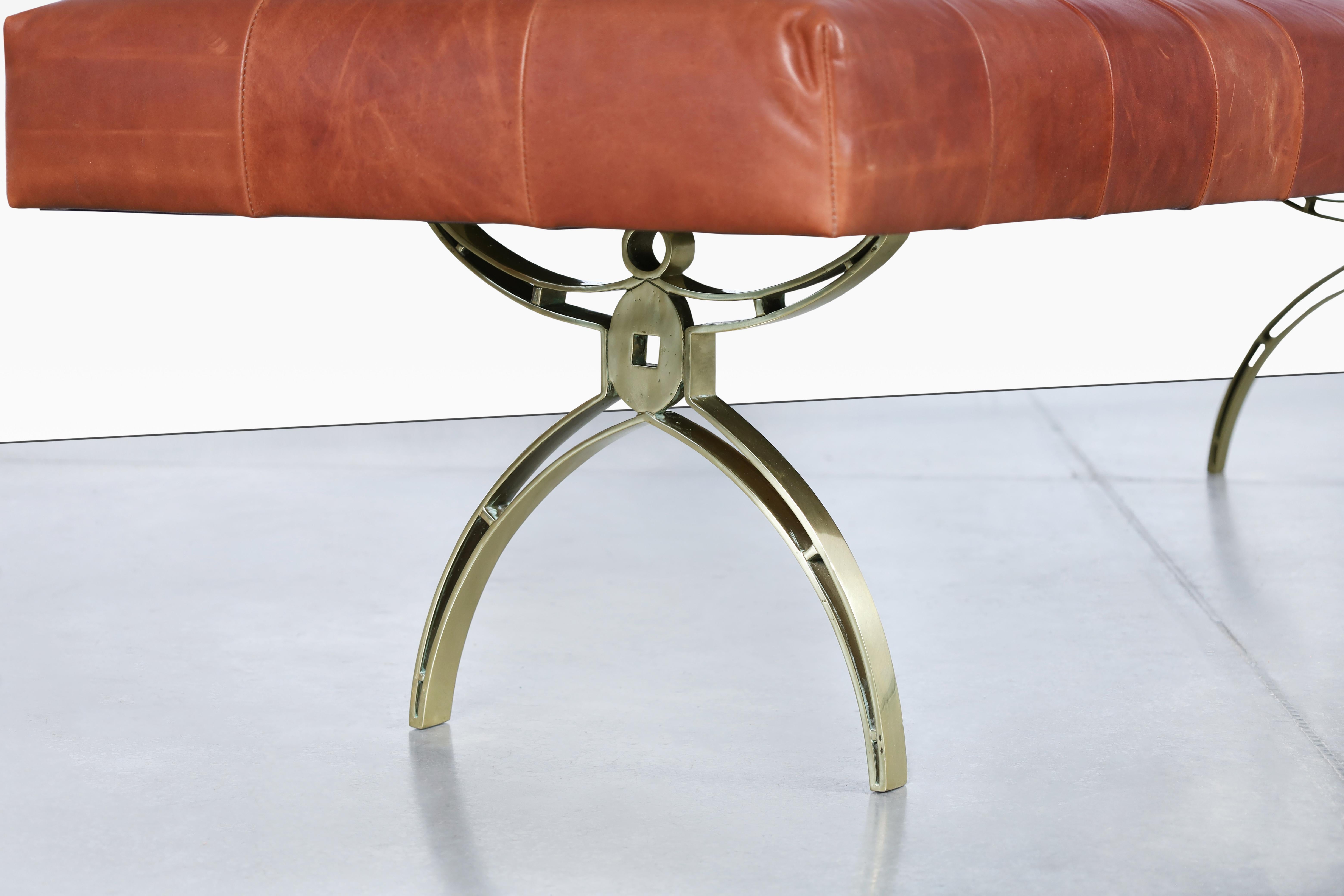 Fin du 20e siècle Banc vintage en cuir et laiton en vente