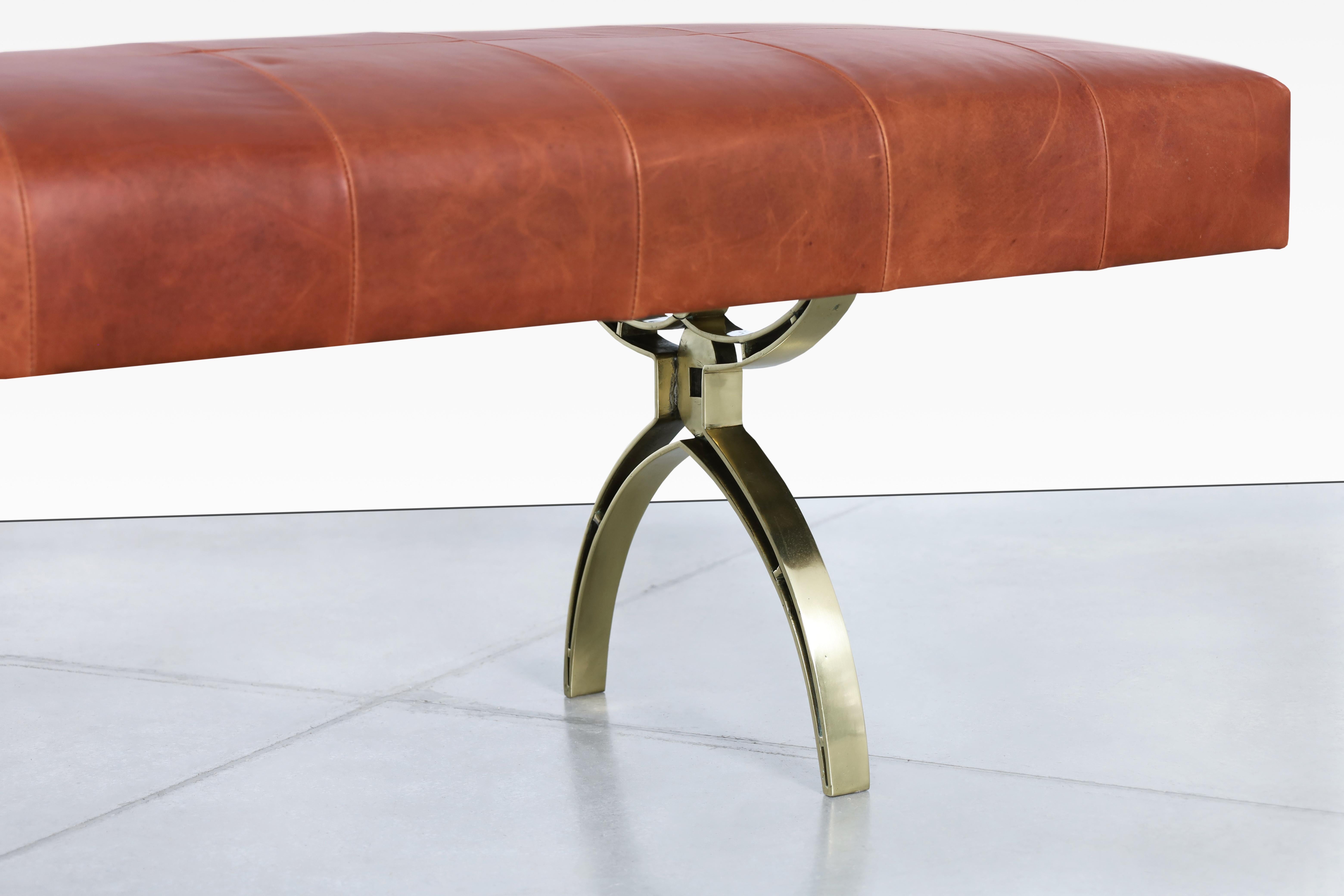 Laiton Banc vintage en cuir et laiton en vente