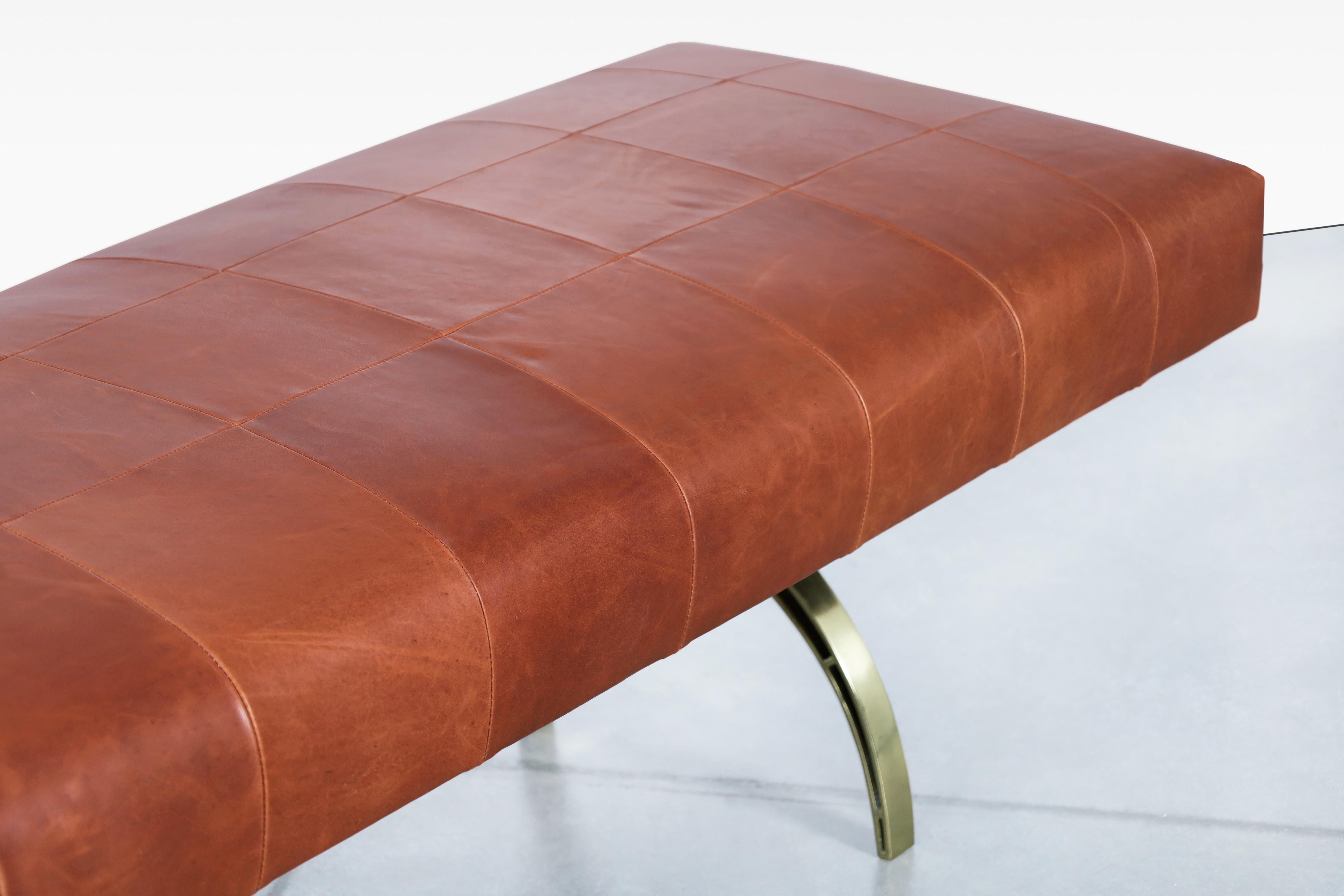 Banc vintage en cuir et laiton en vente 1
