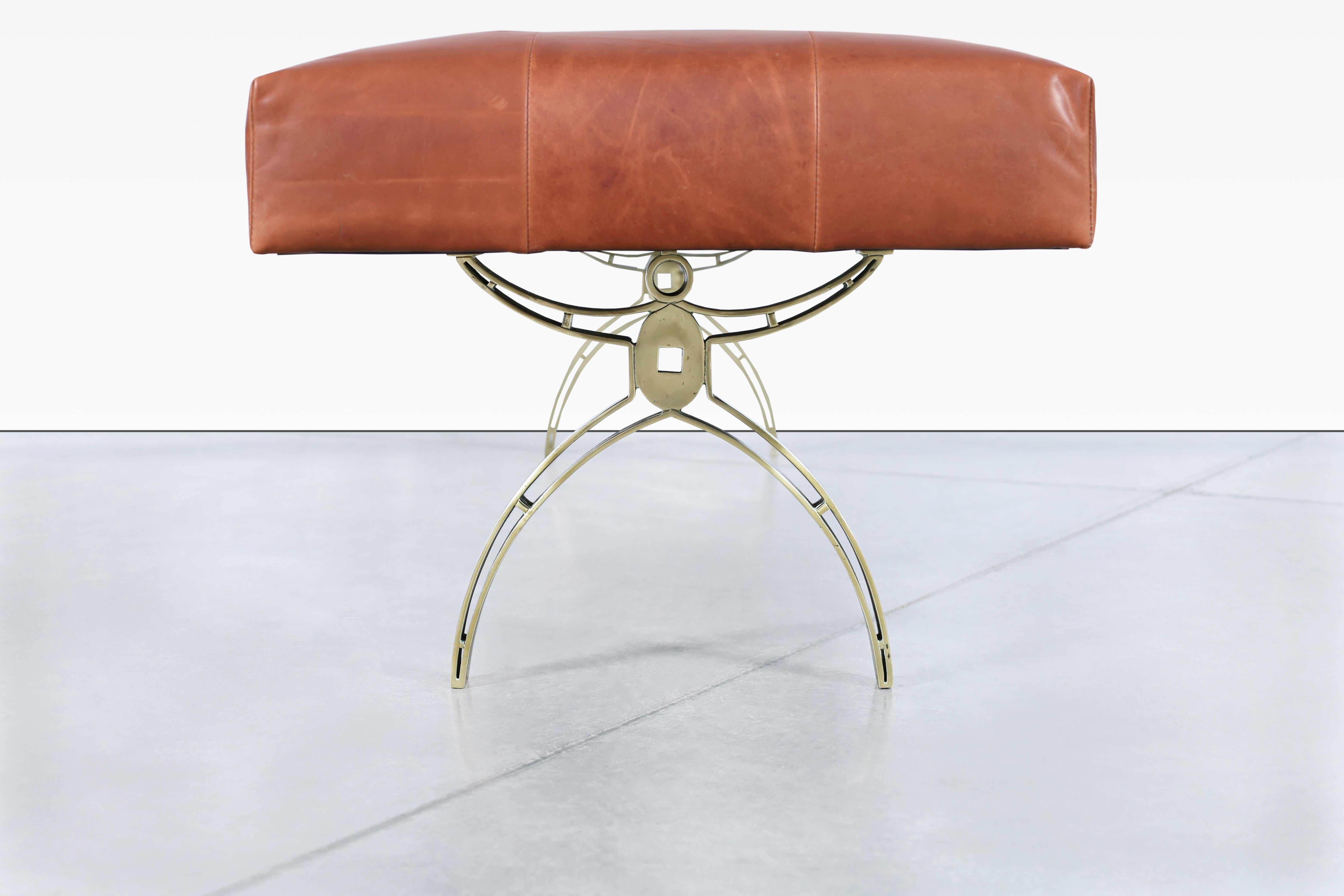 Banc vintage en cuir et laiton en vente 2