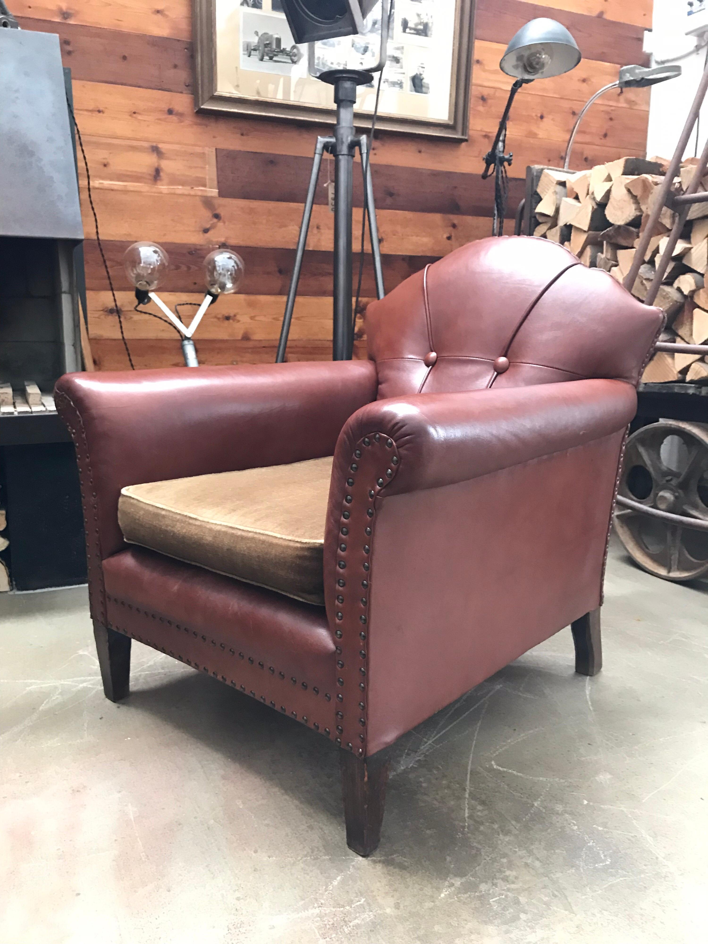 Vintage club lounge chair in brass studded leather from the 1950s
Oak frame with oak legs
In great vintage condition with a lovely patina to the leather
One small burn mark to the leather and velvet covered cushion that isn’t noticeable.