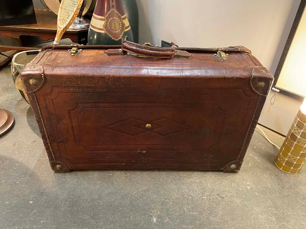 Vintage Leather and Brass Travel Suitcase In Fair Condition In Hamburg, DE