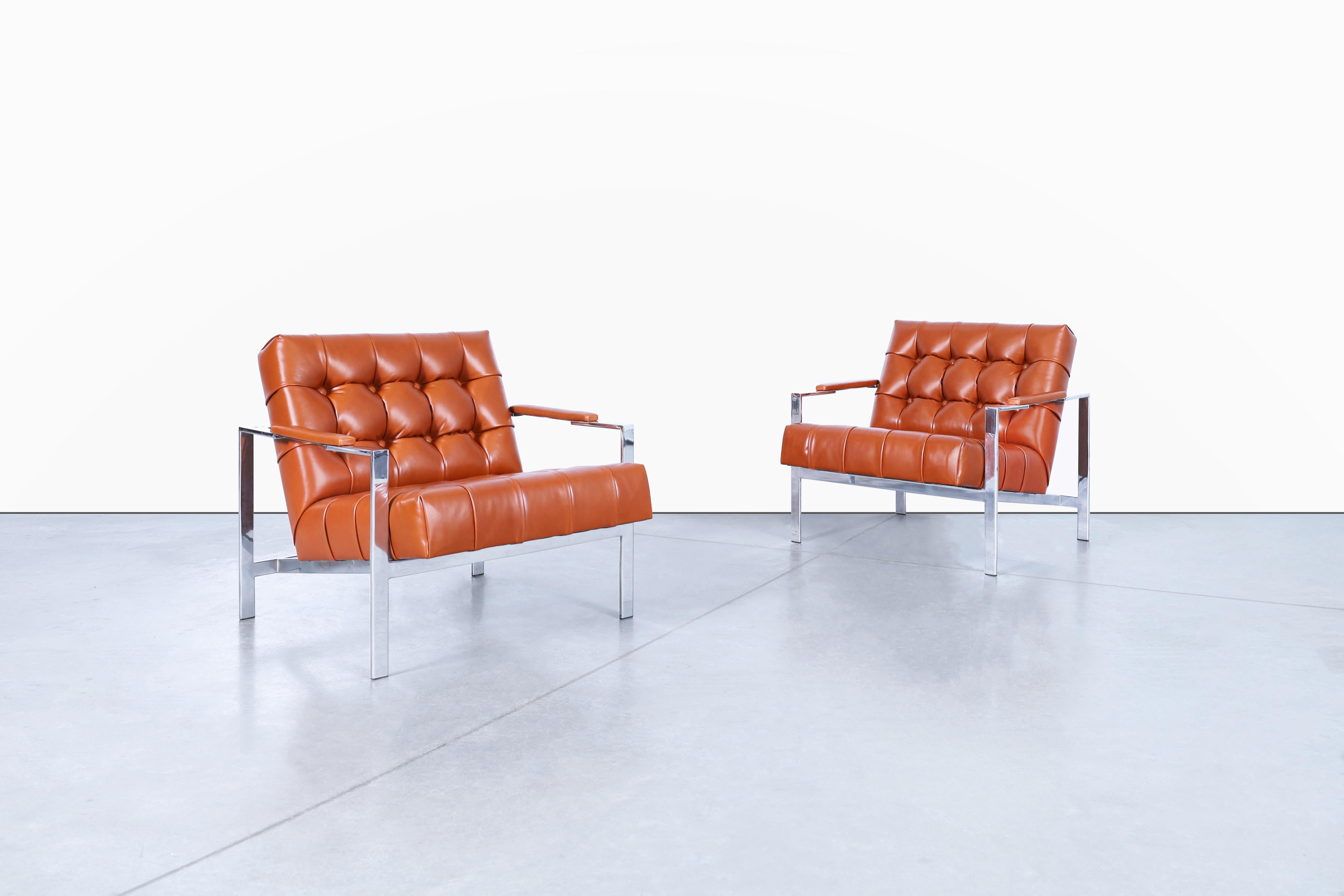 Wunderschöne verchromte Sessel, entworfen von Milo Baughman für Thayer Coggin in den Vereinigten Staaten, ca. 1970er Jahre. Verwandeln Sie Ihren Wohnbereich in eine moderne Oase mit diesen zeitlosen und raffinierten Stühlen. Der polierte Chromrahmen