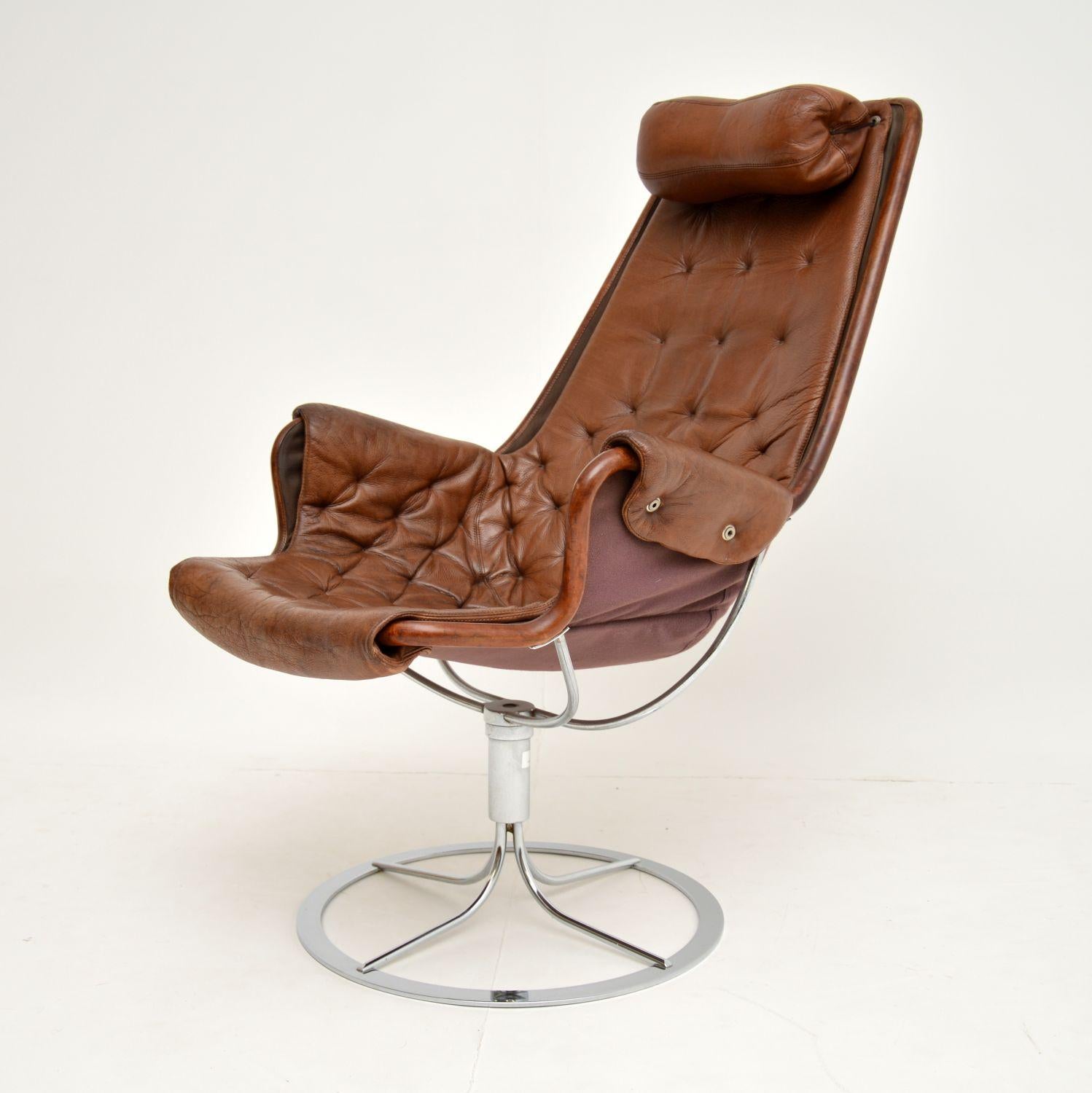 A stunning and iconic design, this is the Jetson chair, designed by Bruno Mathsson. They were made in Sweden by DUX, this one dates from the 1960s-1970s. The quality is amazing, it has a gorgeous look with the leather seat contrasting nicely with
