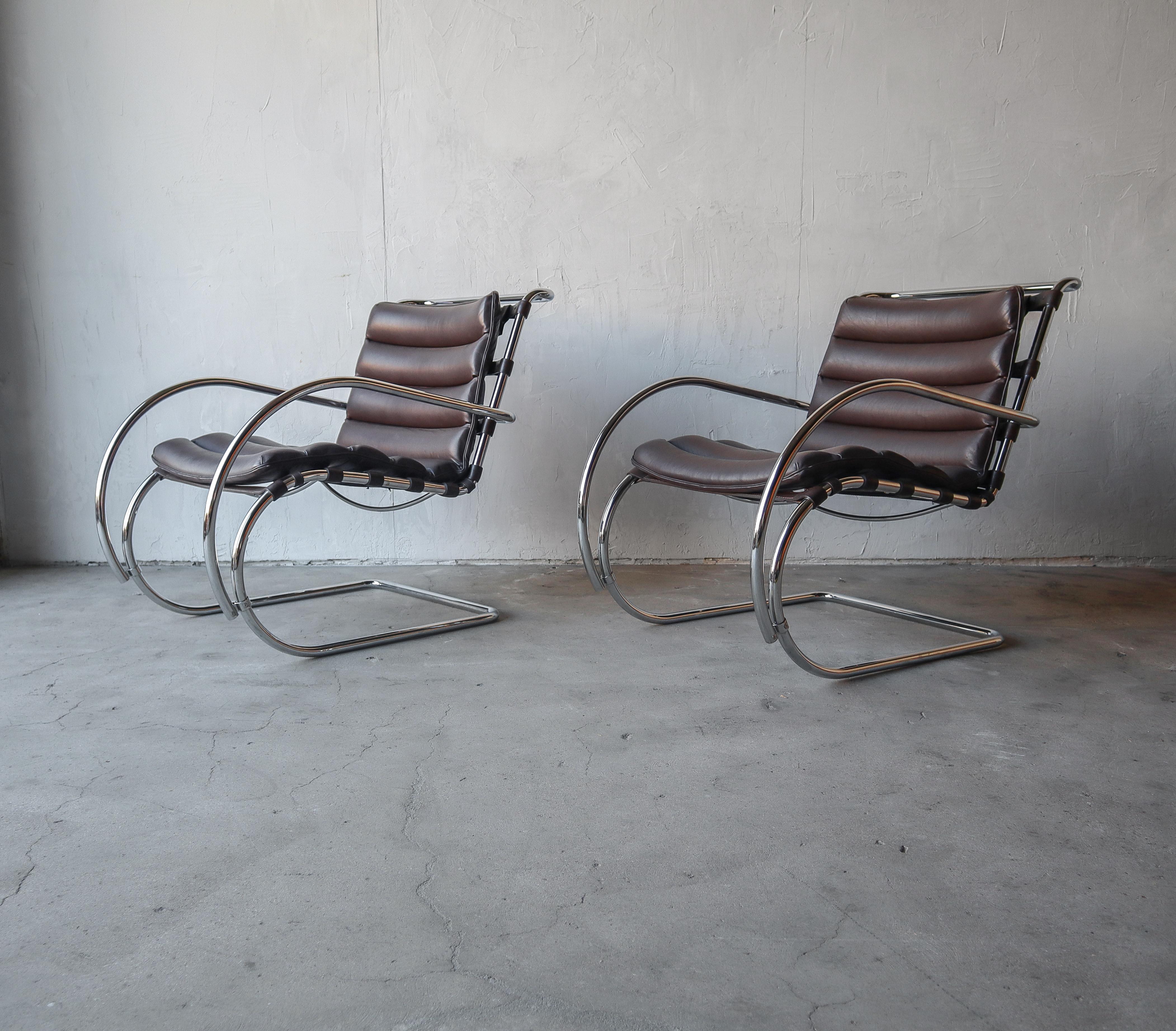 Vintage Bauhaus leather MR lounge chairs, with arms, by Ludwig Mies van der Rohe for Knoll. Chairs are in great overall condition, the brown leather shows some light wear, the chrome is bright and free of any notable damage.