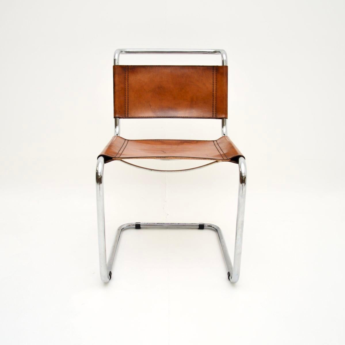 Ein ikonischer und stilvoller S33-Stuhl aus Leder und Chrom von Mart Stam. Der Entwurf stammt aus den 1920er Jahren, diese Version wurde in Italien hergestellt und stammt etwa aus den 1960er Jahren.

Er ist von hervorragender Qualität, mit dickem