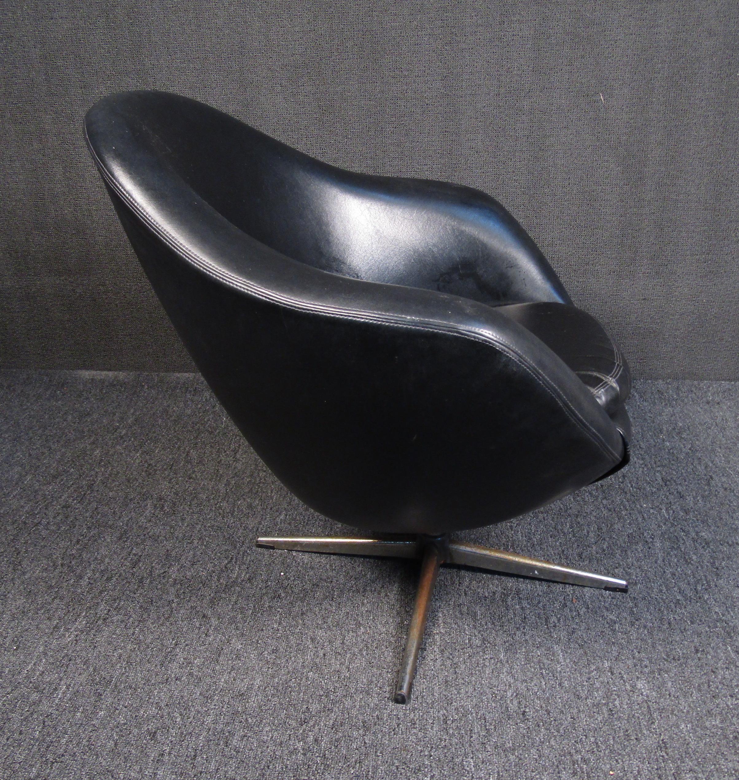 Vintage Leather and Chrome Swivel Chair In Good Condition In Brooklyn, NY