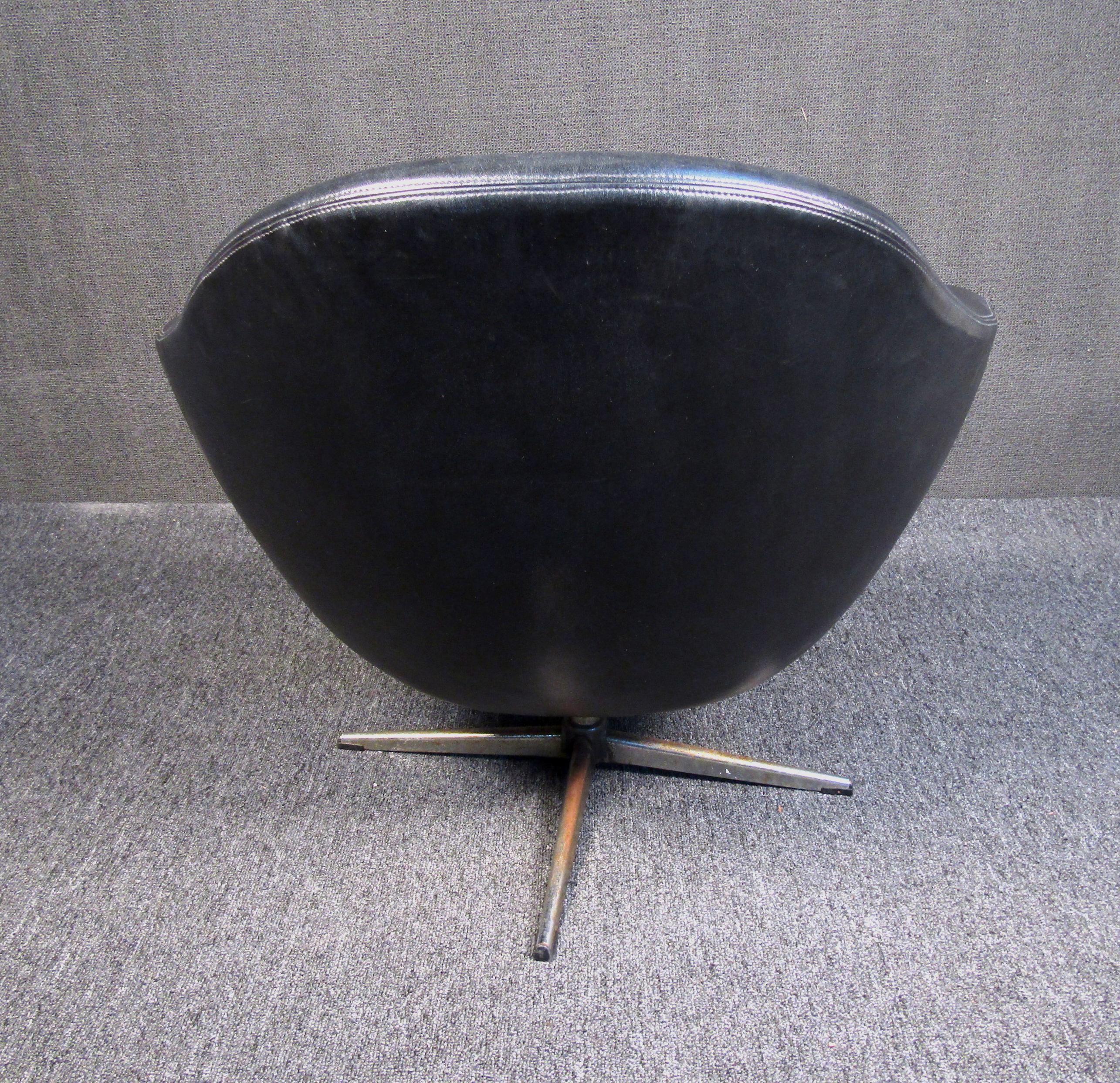 20th Century Vintage Leather and Chrome Swivel Chair