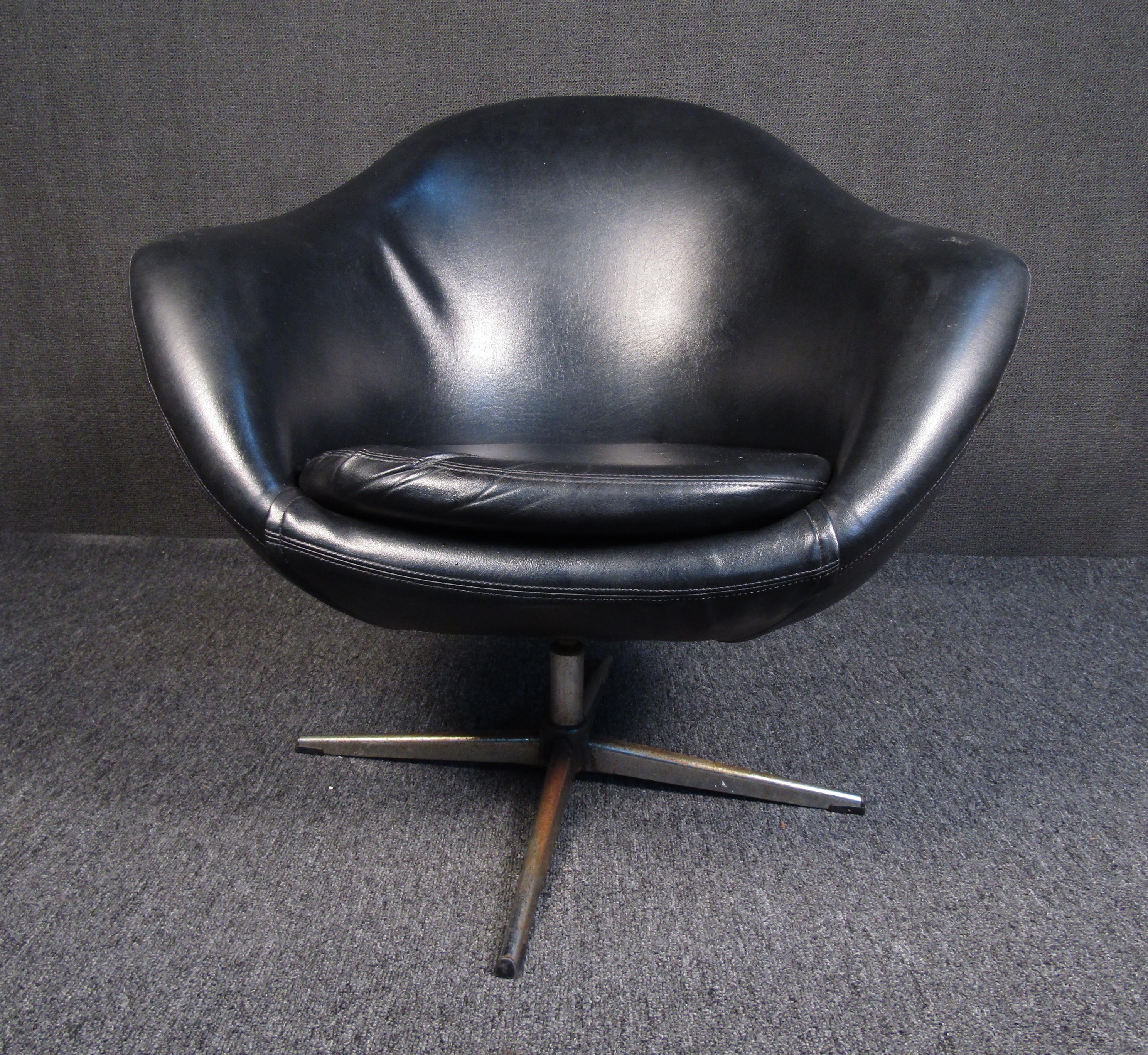 Vintage Leather and Chrome Swivel Chair 2