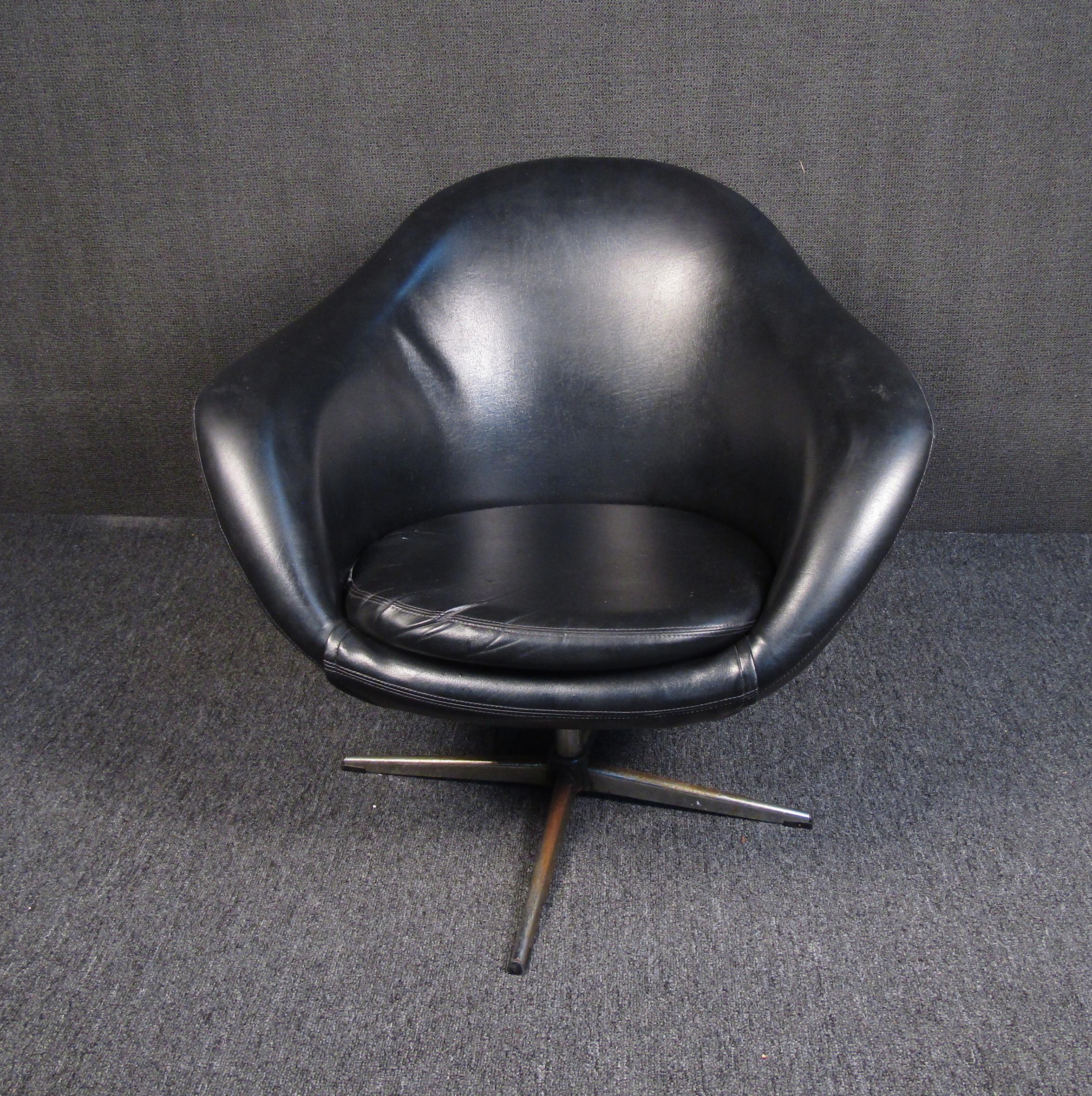 Vintage Leather and Chrome Swivel Chair 3