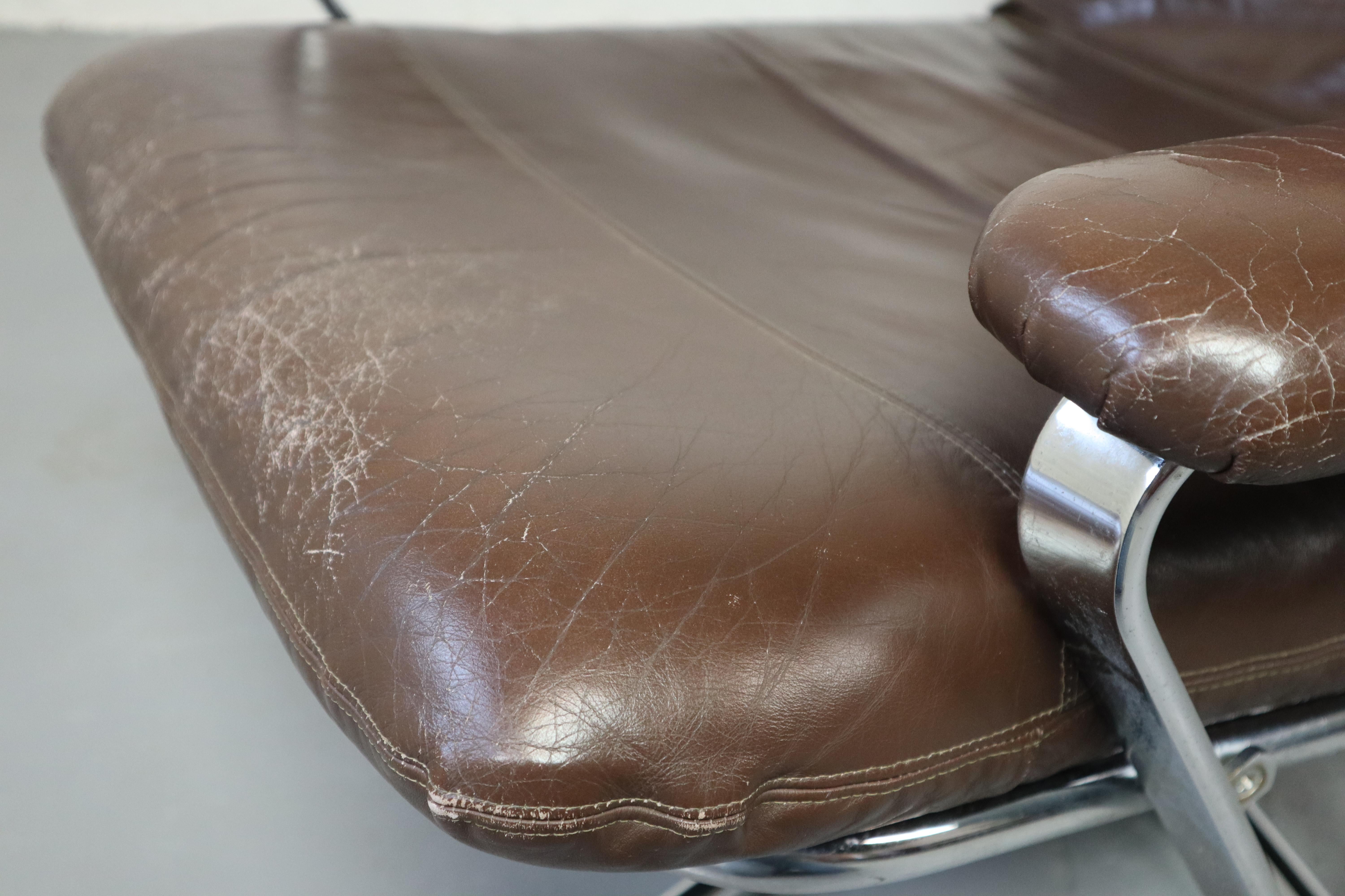 Drehbarer Loungesessel aus Leder und Chrom im Vintage-Stil 5