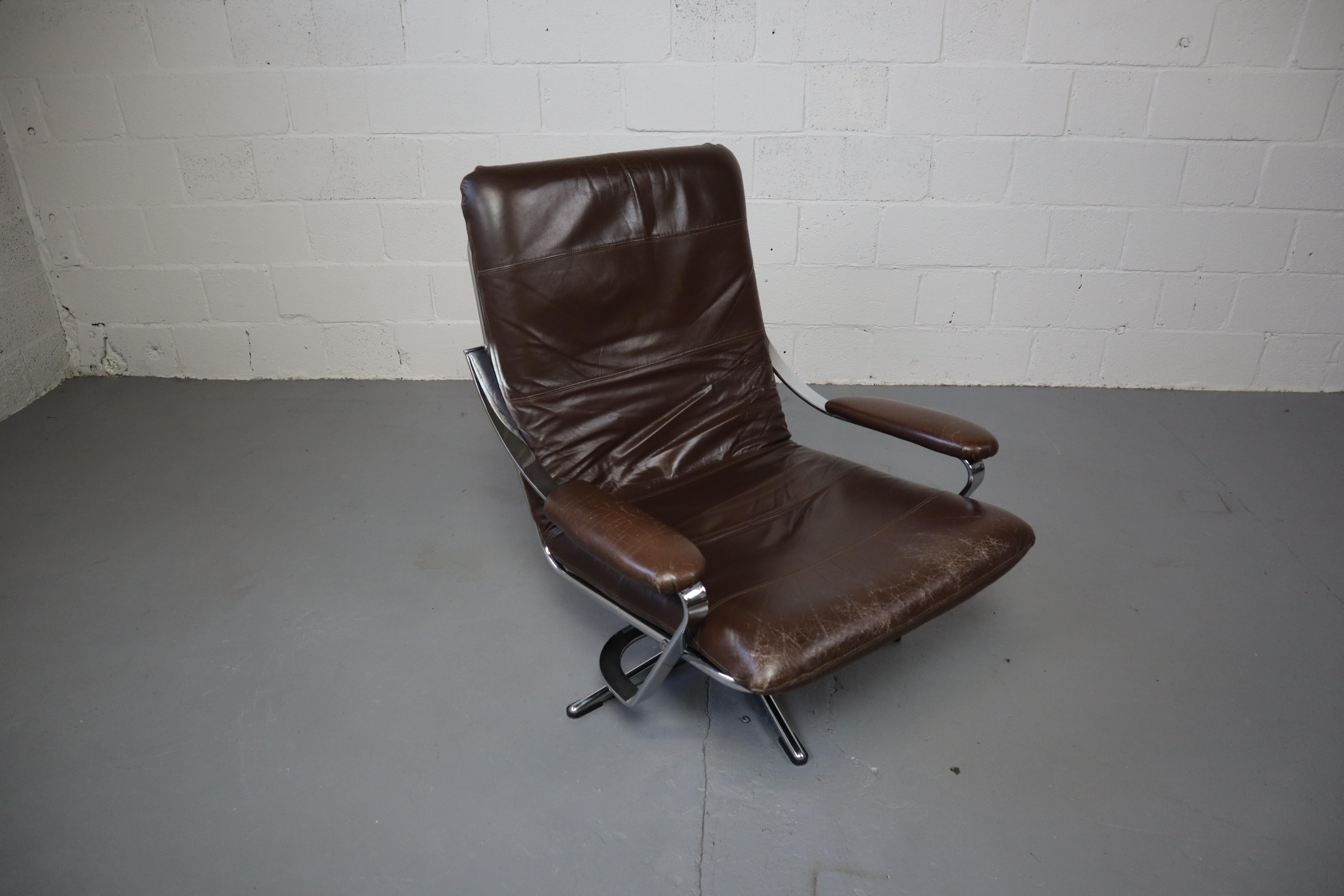 Drehbarer Loungesessel aus Leder und Chrom im Vintage-Stil (Moderne der Mitte des Jahrhunderts)