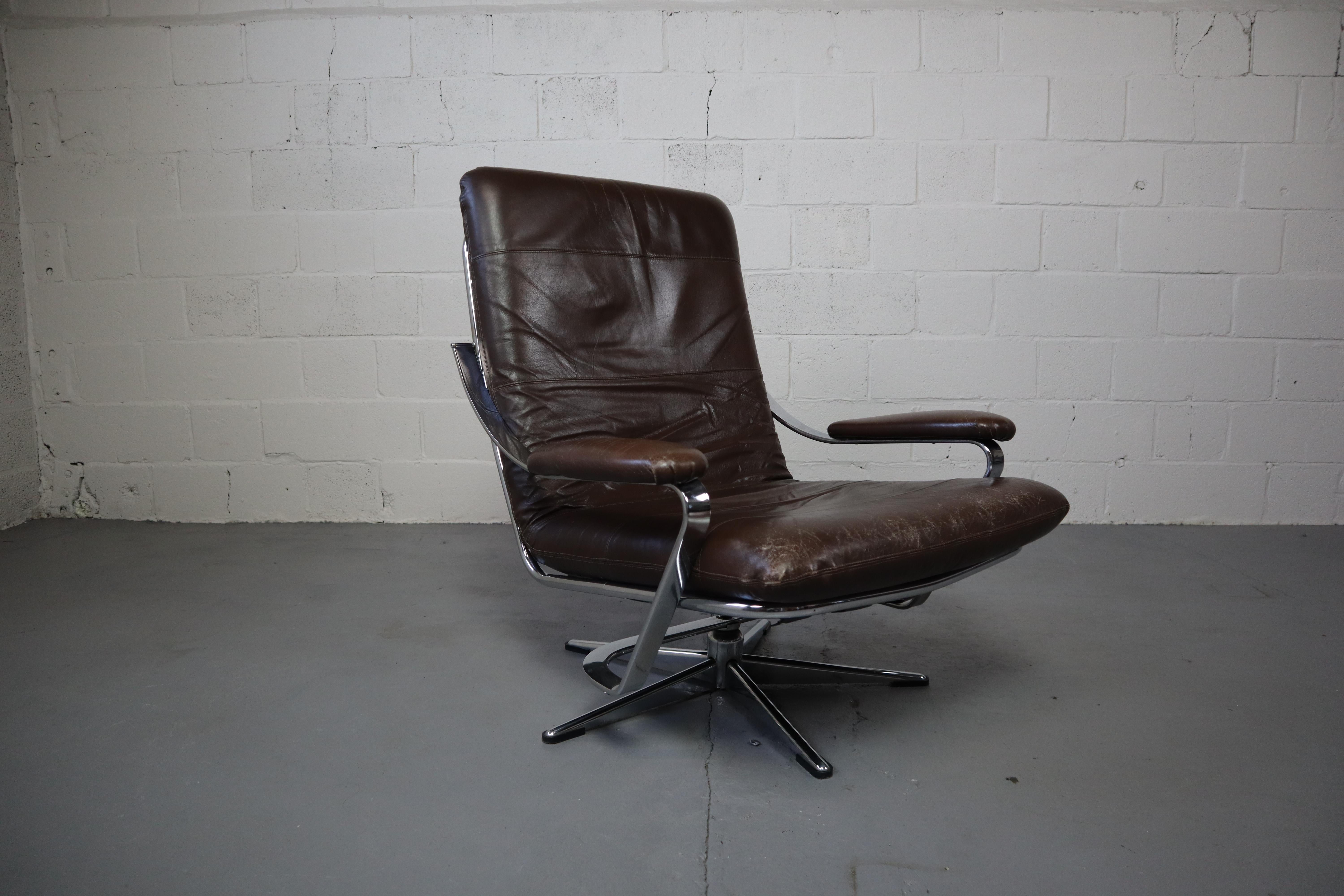 Drehbarer Loungesessel aus Leder und Chrom im Vintage-Stil (Europäisch)
