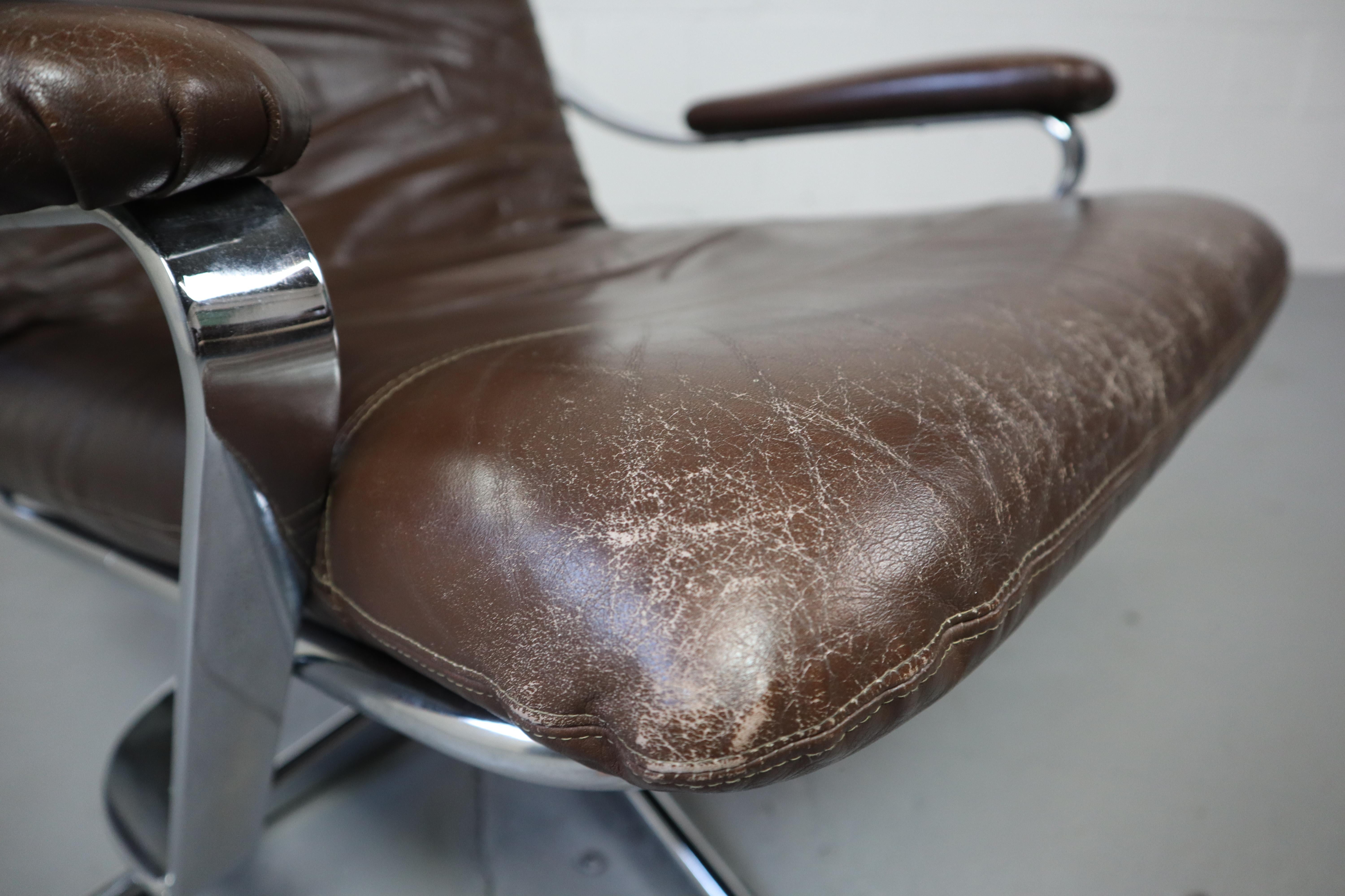 Drehbarer Loungesessel aus Leder und Chrom im Vintage-Stil im Zustand „Gut“ in Langemark-Poelkapelle, BE