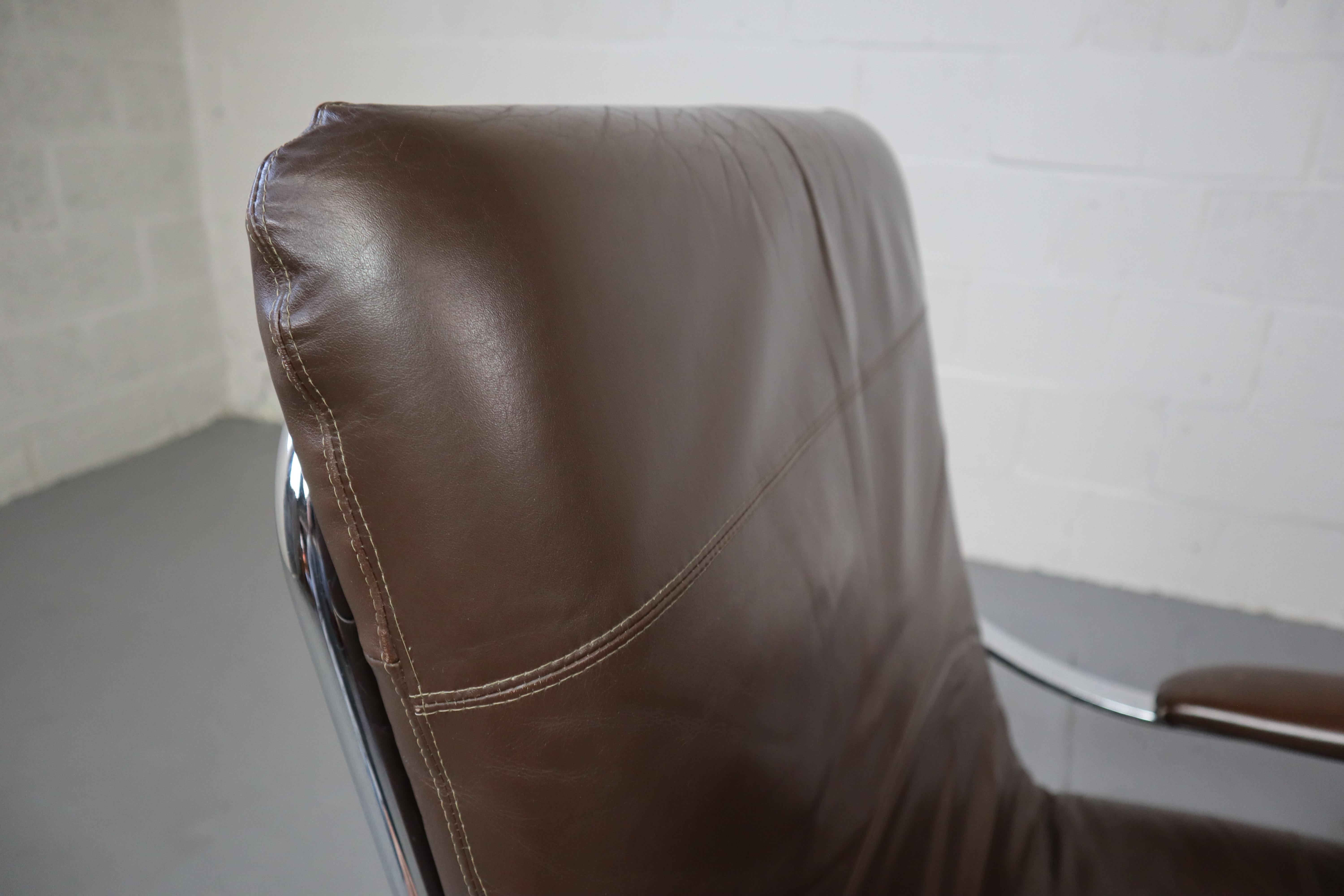 Drehbarer Loungesessel aus Leder und Chrom im Vintage-Stil 1