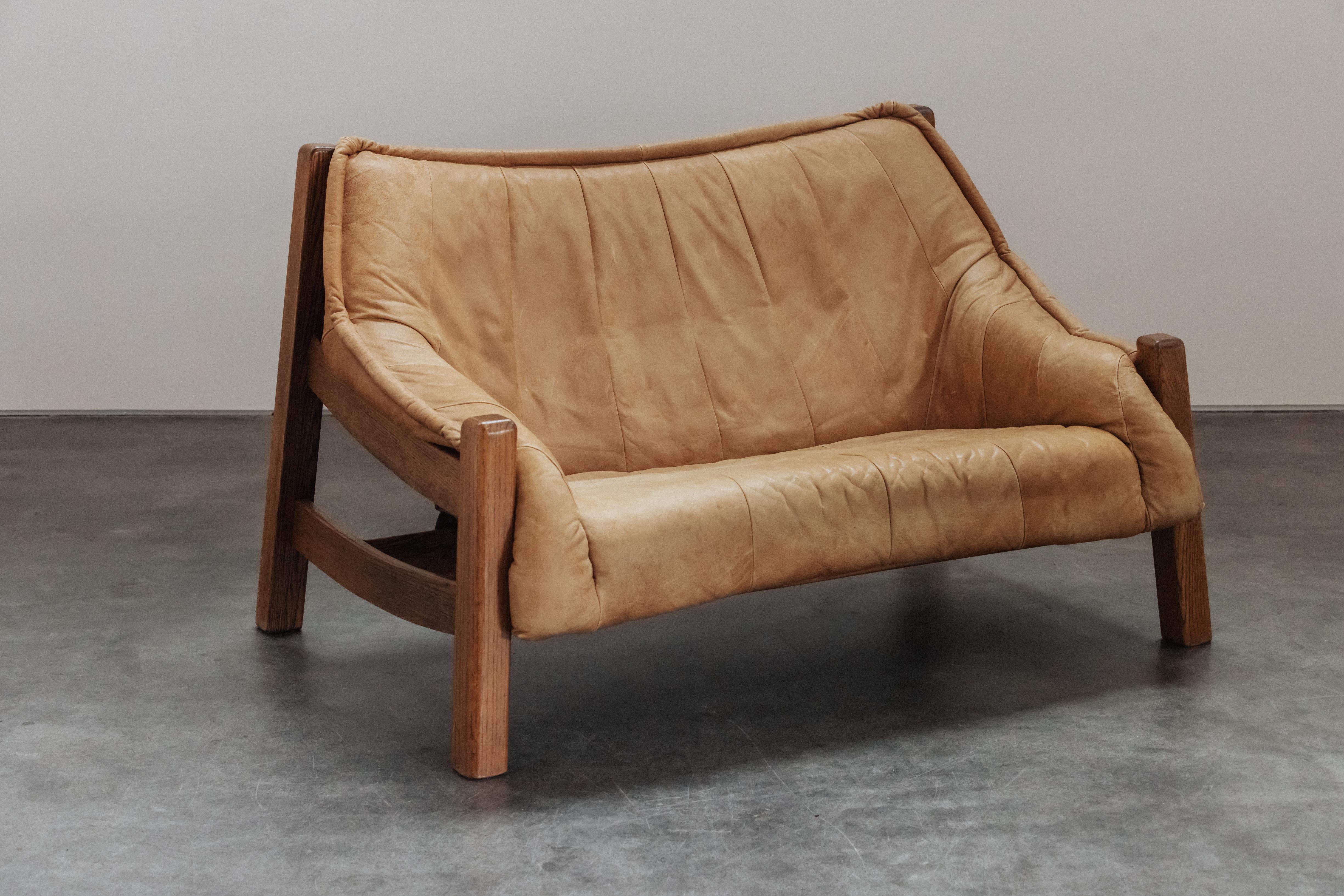Vintage Leder und Eiche Sofa aus den Niederlanden, CIRCA 1970.  Original hellbraunes Leder mit schöner Patina und Gebrauchsspuren.