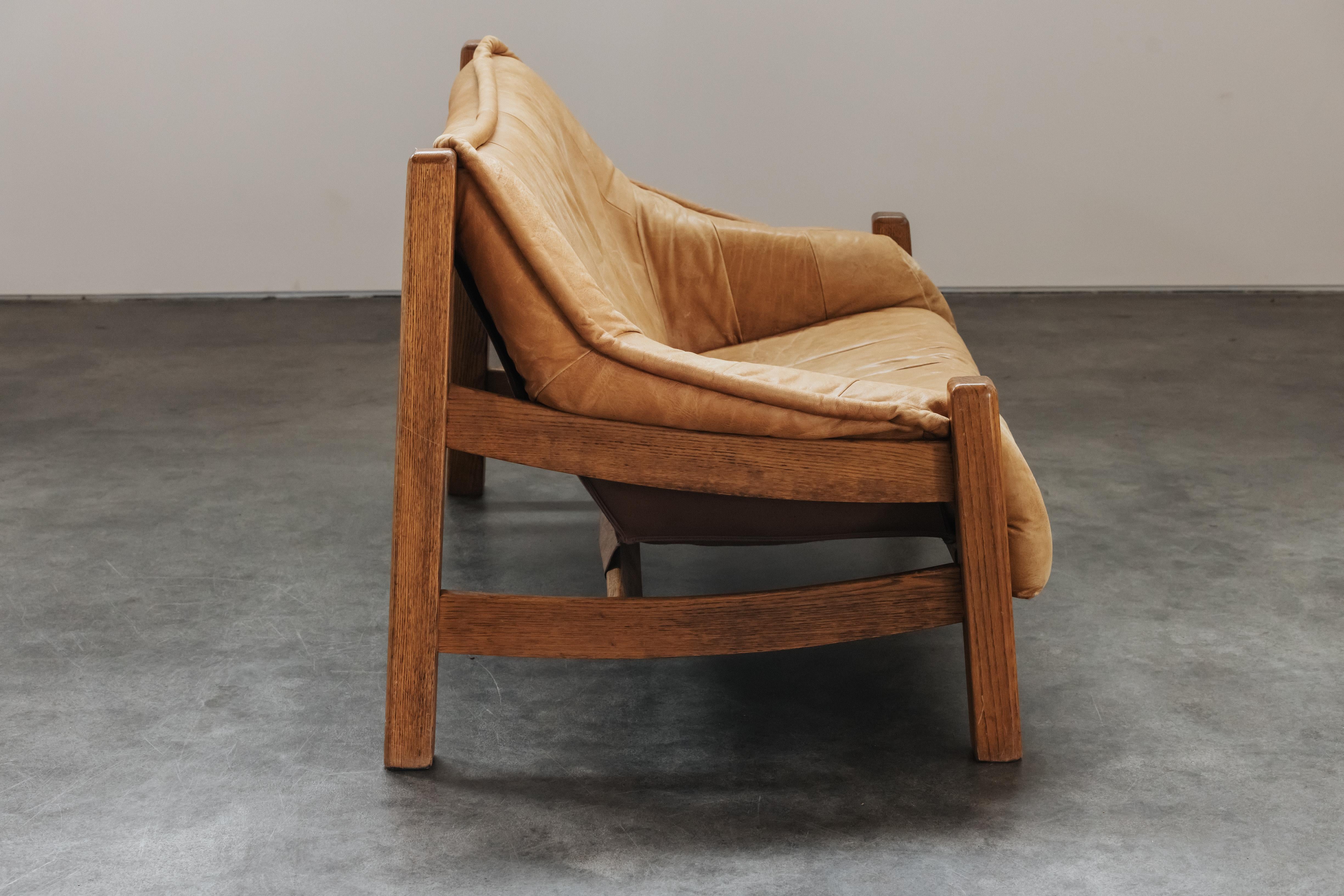 Vintage Leder und Eiche Sofa aus Holland, CIRCA 1970 im Zustand „Gut“ in Nashville, TN
