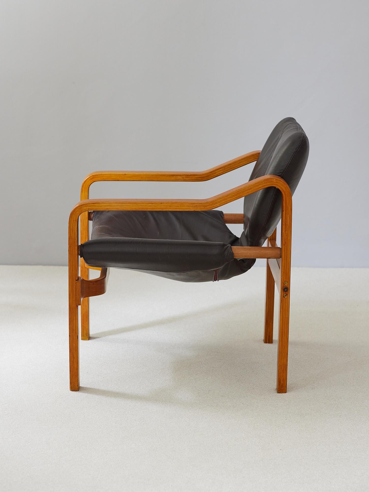 The Andy Leather Armchair is created of thick bended plywood with leather upholstery. It is a classic modernist design from Hungary with Scandinavian influences dreamed and put into form by János Bodnár. 