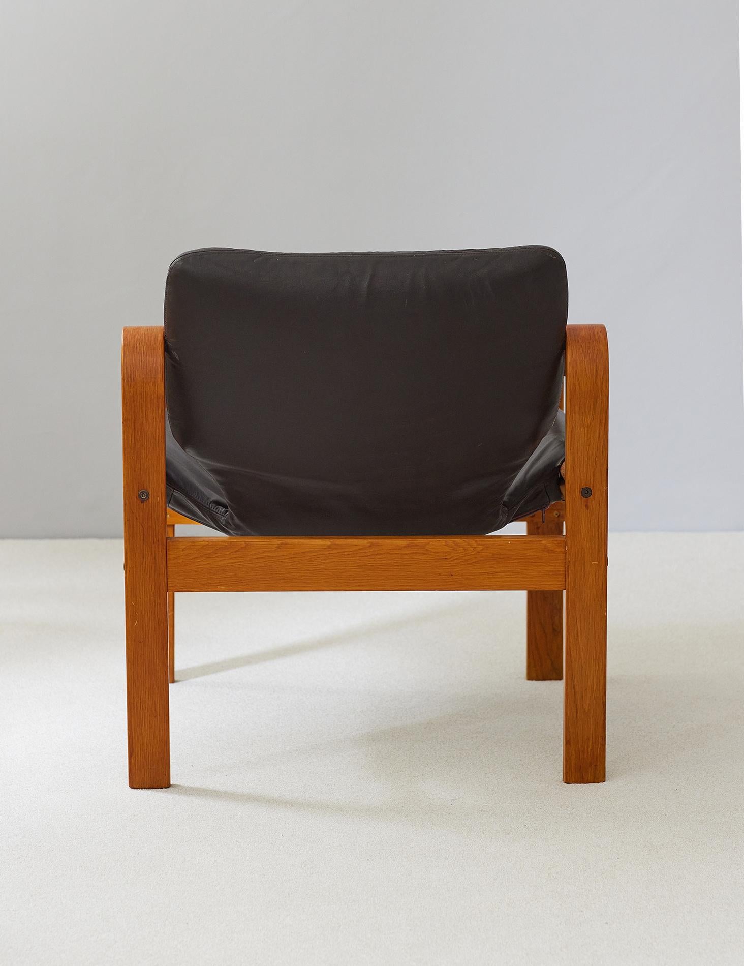 Modern Vintage Leather and Plywood Andy Armchair by Janos Bodnar Hungary 1970s For Sale