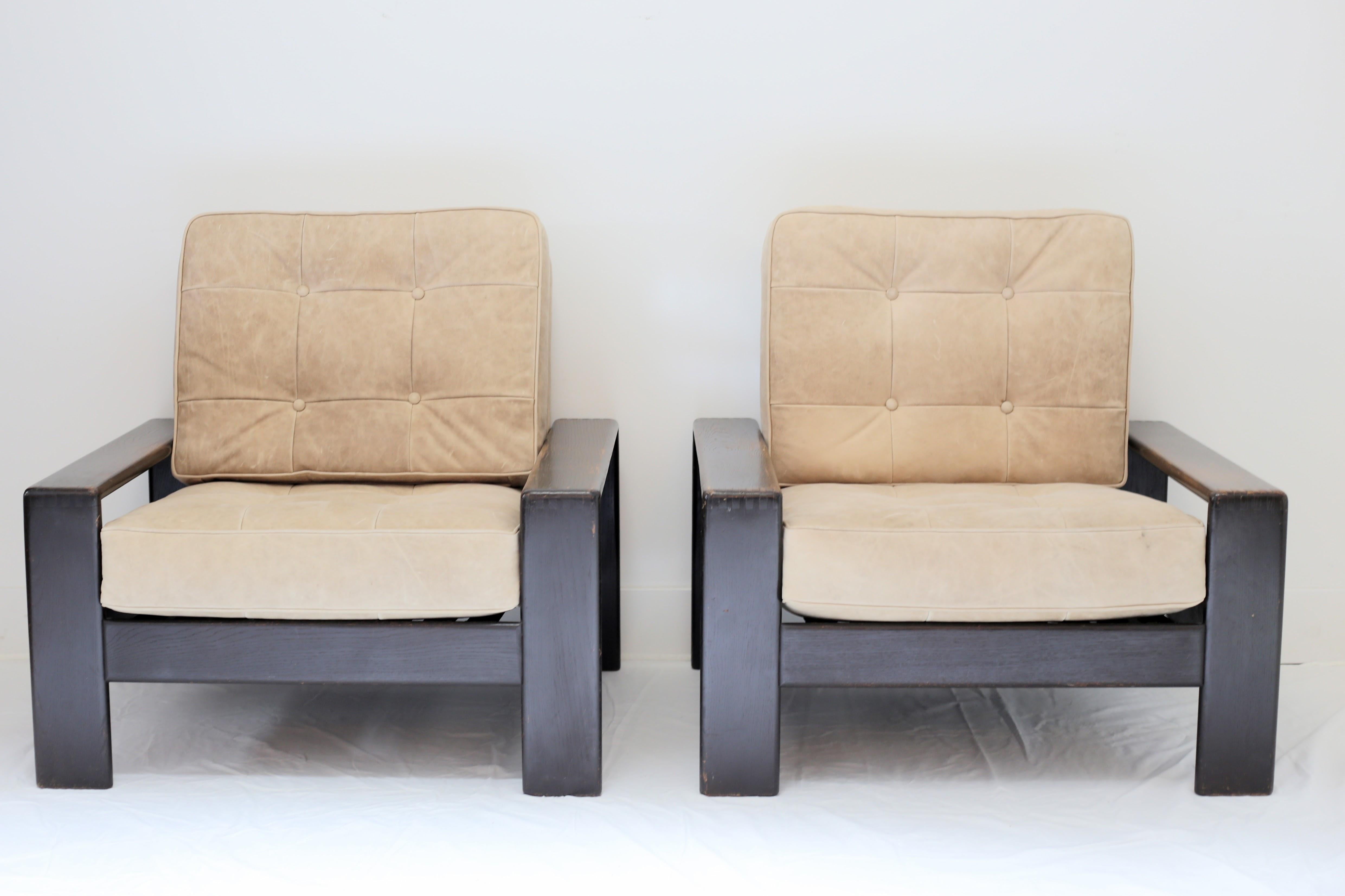 Mid-Century Modern Pair of Vintage Leather and Wood Lounge Chairs For Sale