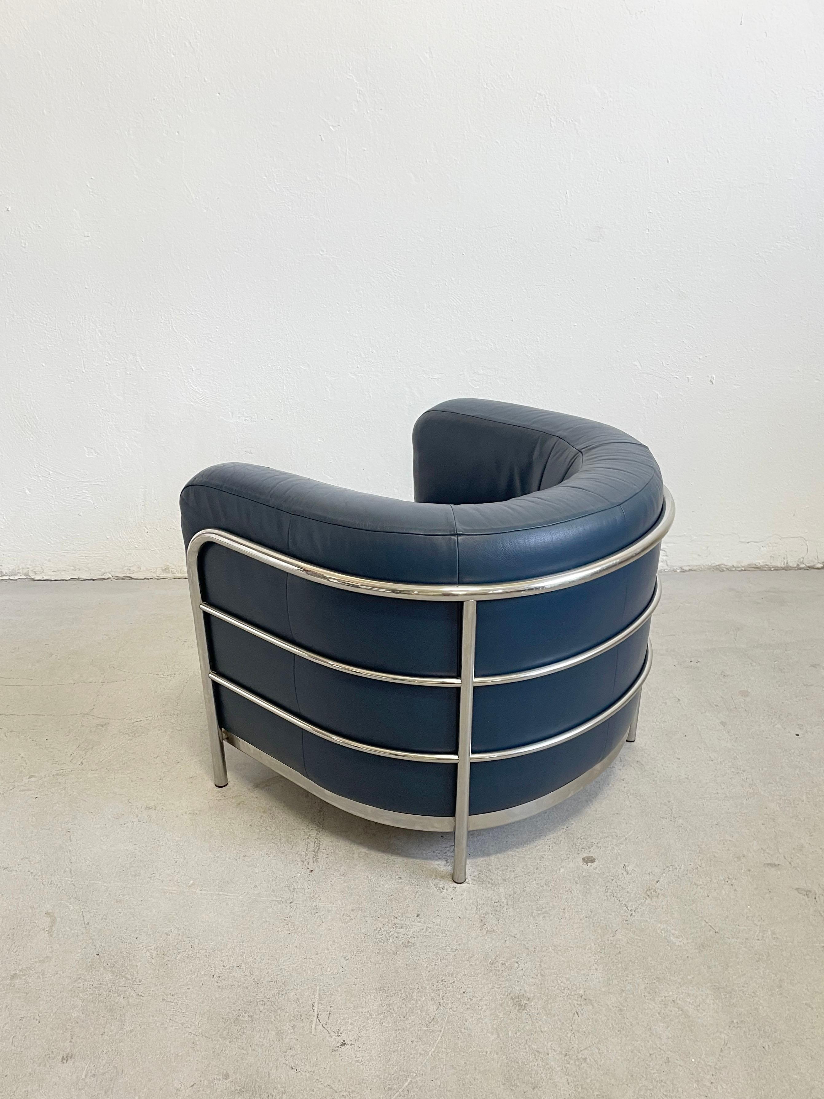 De Pas, D’Urbino and Lomazzi for Zanotta, armchair, model 'Onda', leather, chrome, Italy, 1985

Rounded and curved ‘Onda’ chair by Jonathan de Pas, Donato D'urbino and Paolo Lomazzi. The piece was designed for Zanotta in 1985. The expressive curves