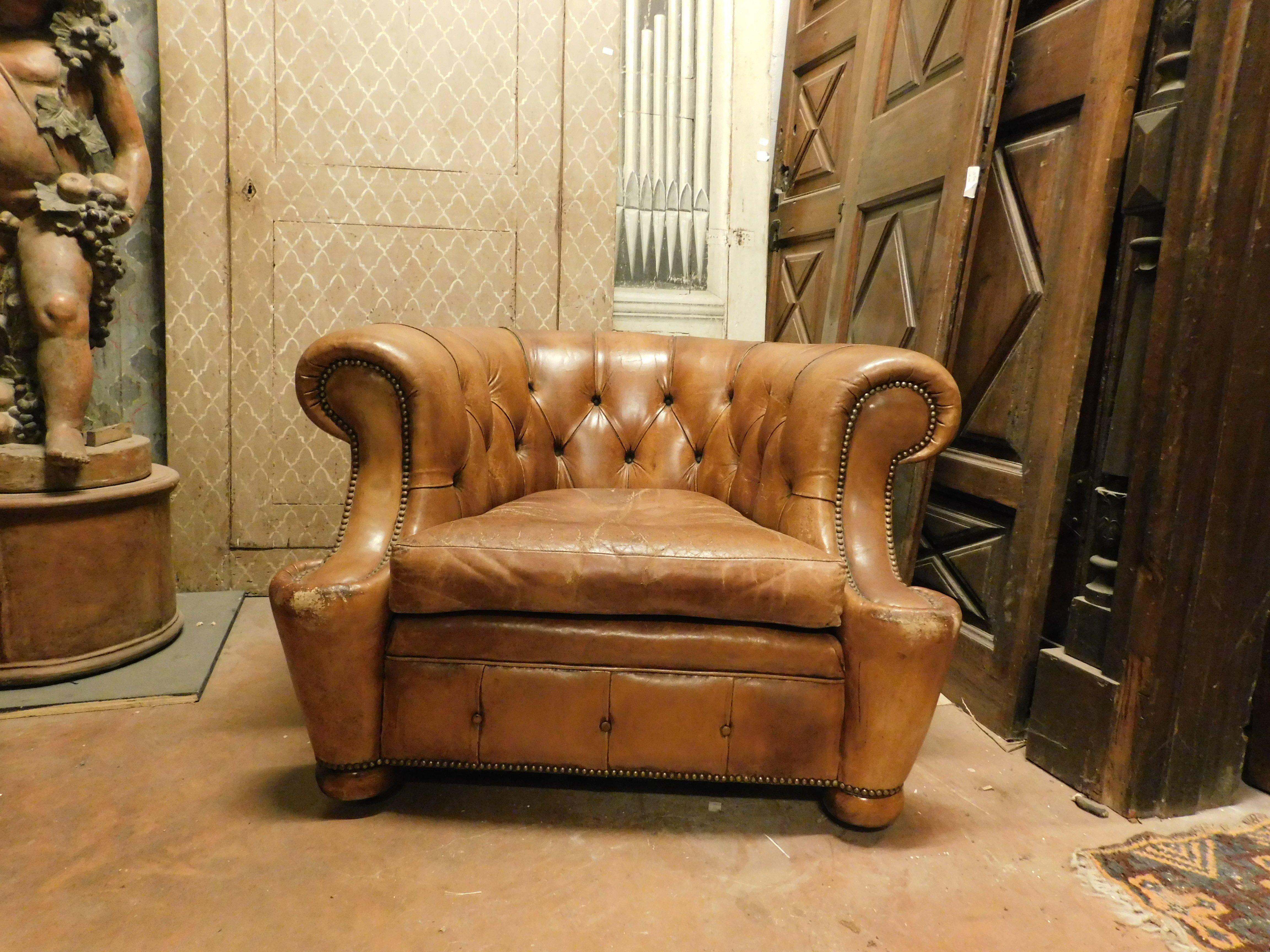 Vintage leather armchair, with Chesterfield-type buttons, built in Italy in the mid-1900s.
Beautiful patina of time but excellent conservation conditions, beautiful and single, valuable.
size cm w 100 x H 70 x D 90, seat height cm 42