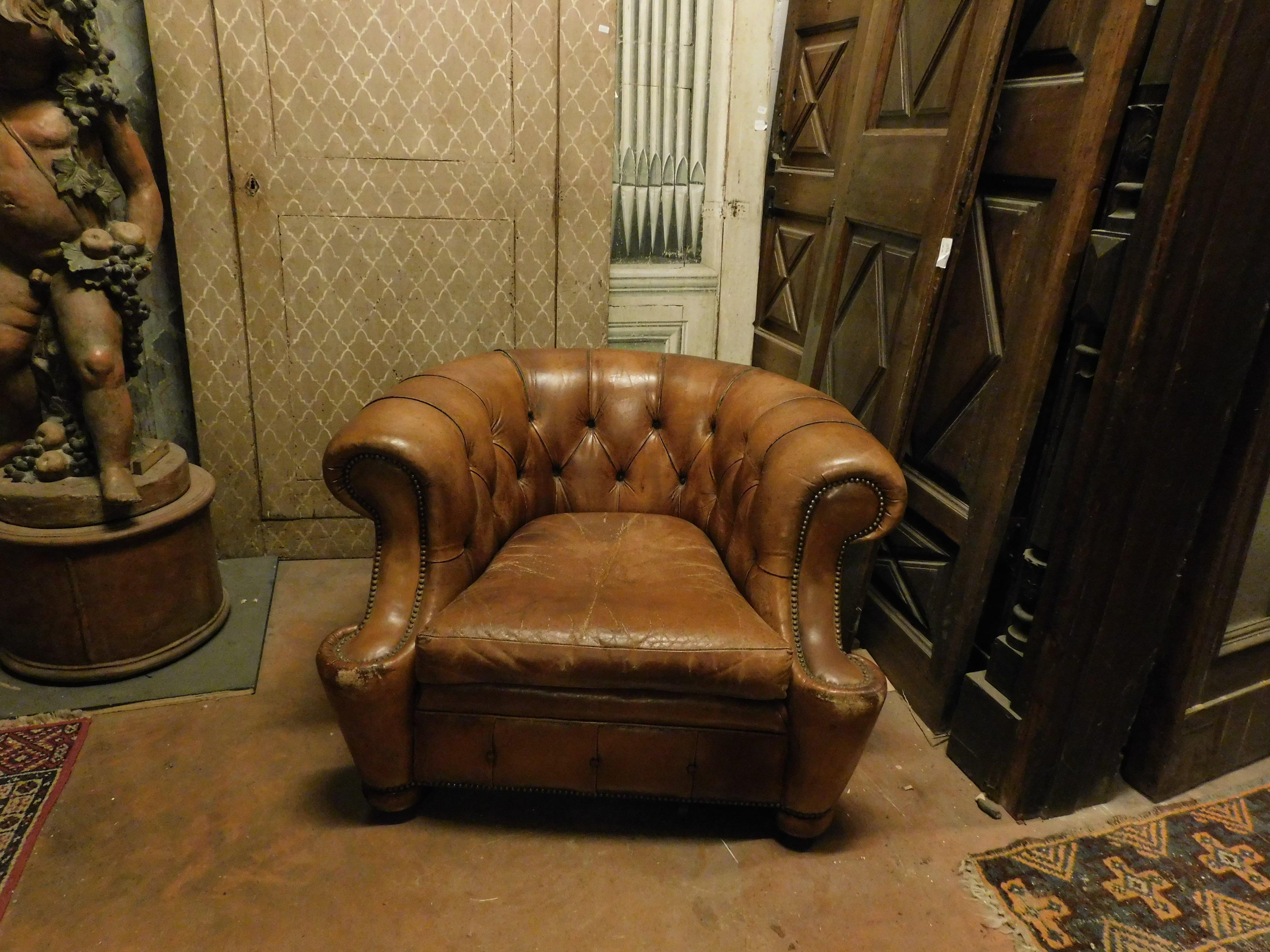 sillón vintage de cuero, tipo chesterfield, años 1900 Italia en Bueno estado para la venta en Cuneo, Italy (CN)