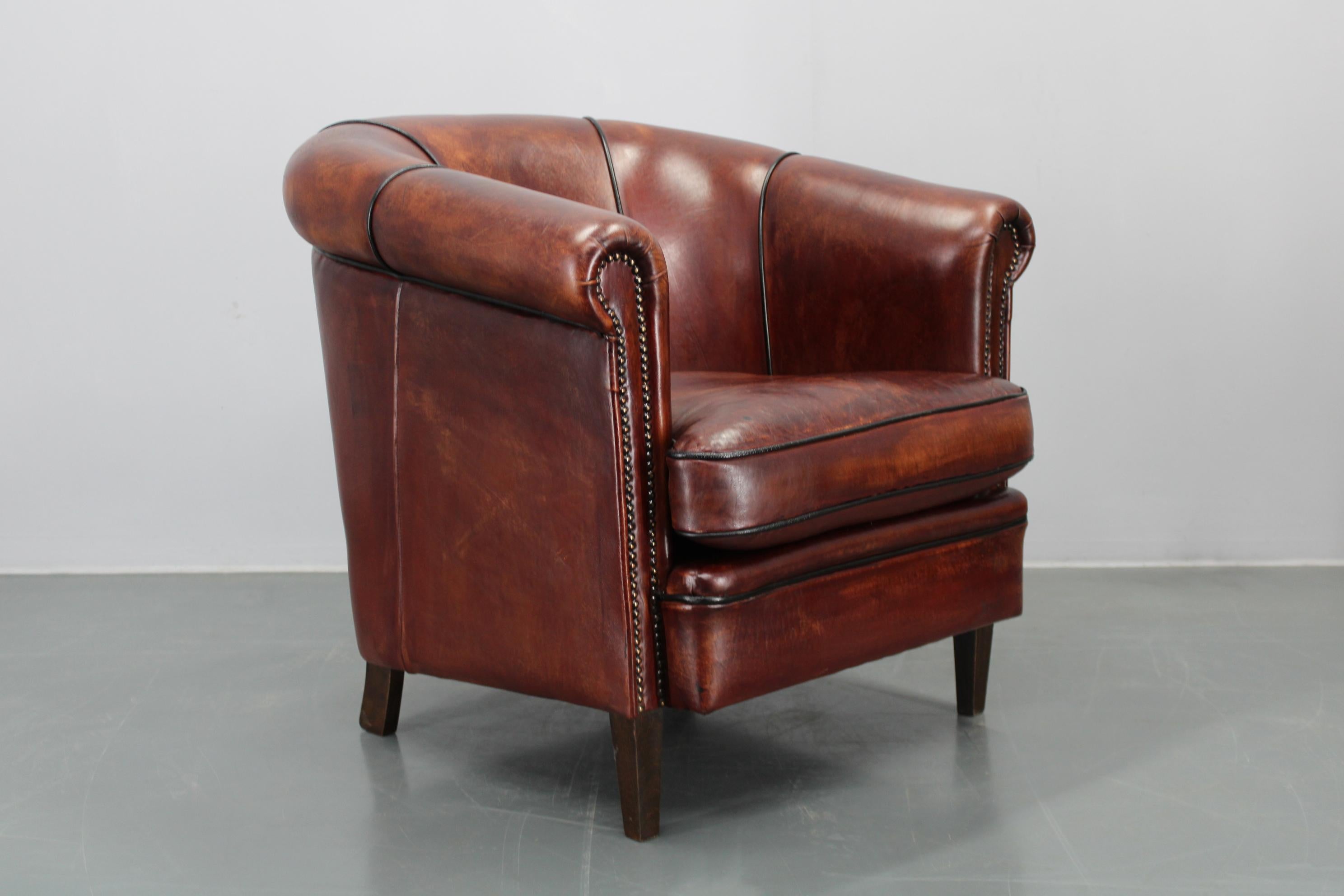 - Very good condition with minor signs of use 
- Profesionally reupholstered some time ago  
- Heigh of seat 49 cm
