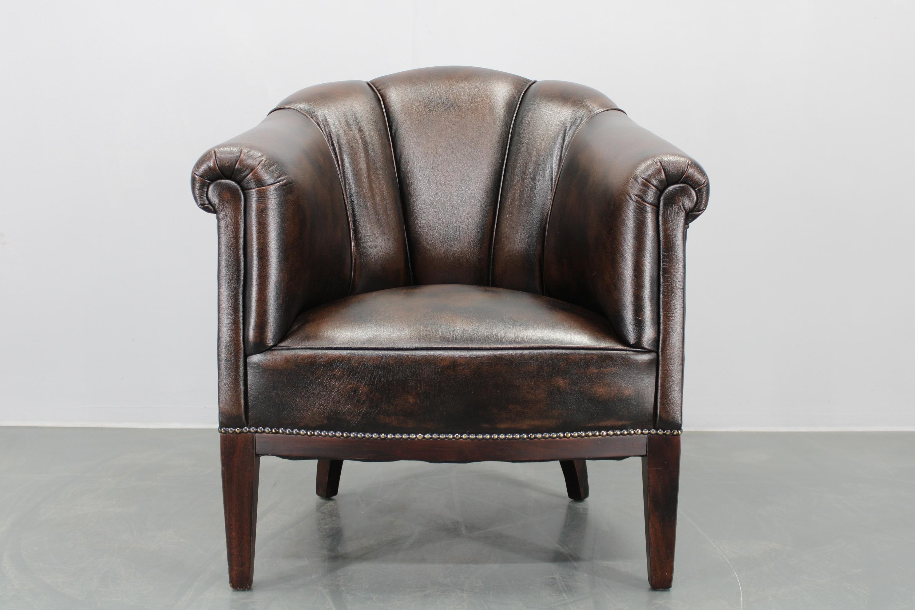  - Very good condition with minor signs of use
 - Profesionally reupholstered some time ago