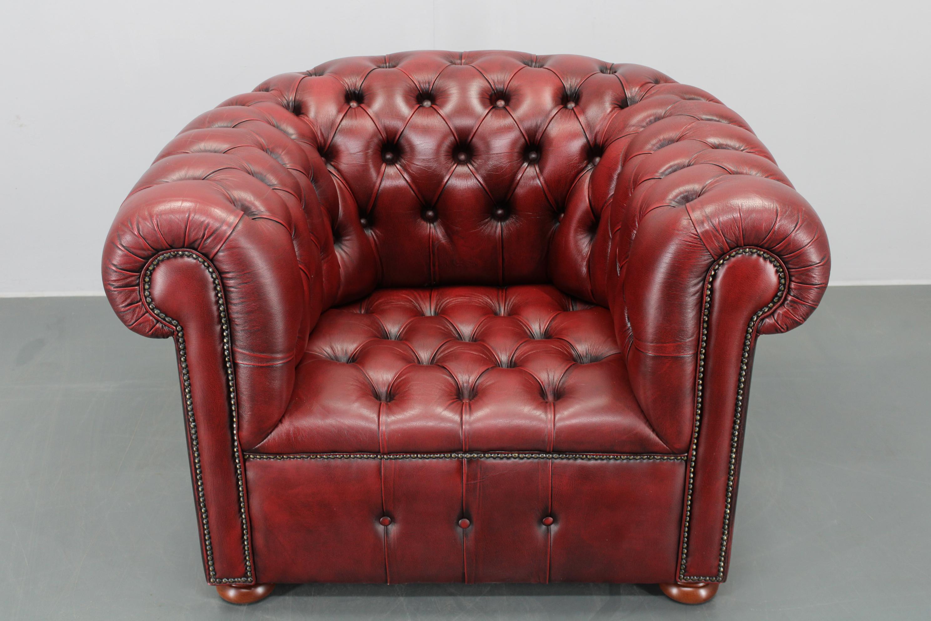 - Very good condition with minor signs of use 
- Profesionally reupholstered some time ago  
- Heigh of seat 49 cm