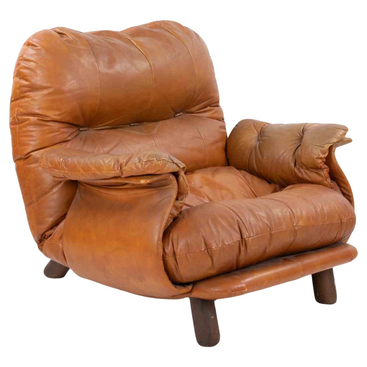 Poltrona in pelle vintage disegnata da Cobianchi per INSA negli anni Settanta.

Tappezzeria originale in buone condizioni.

Altezza della seduta cm. 40