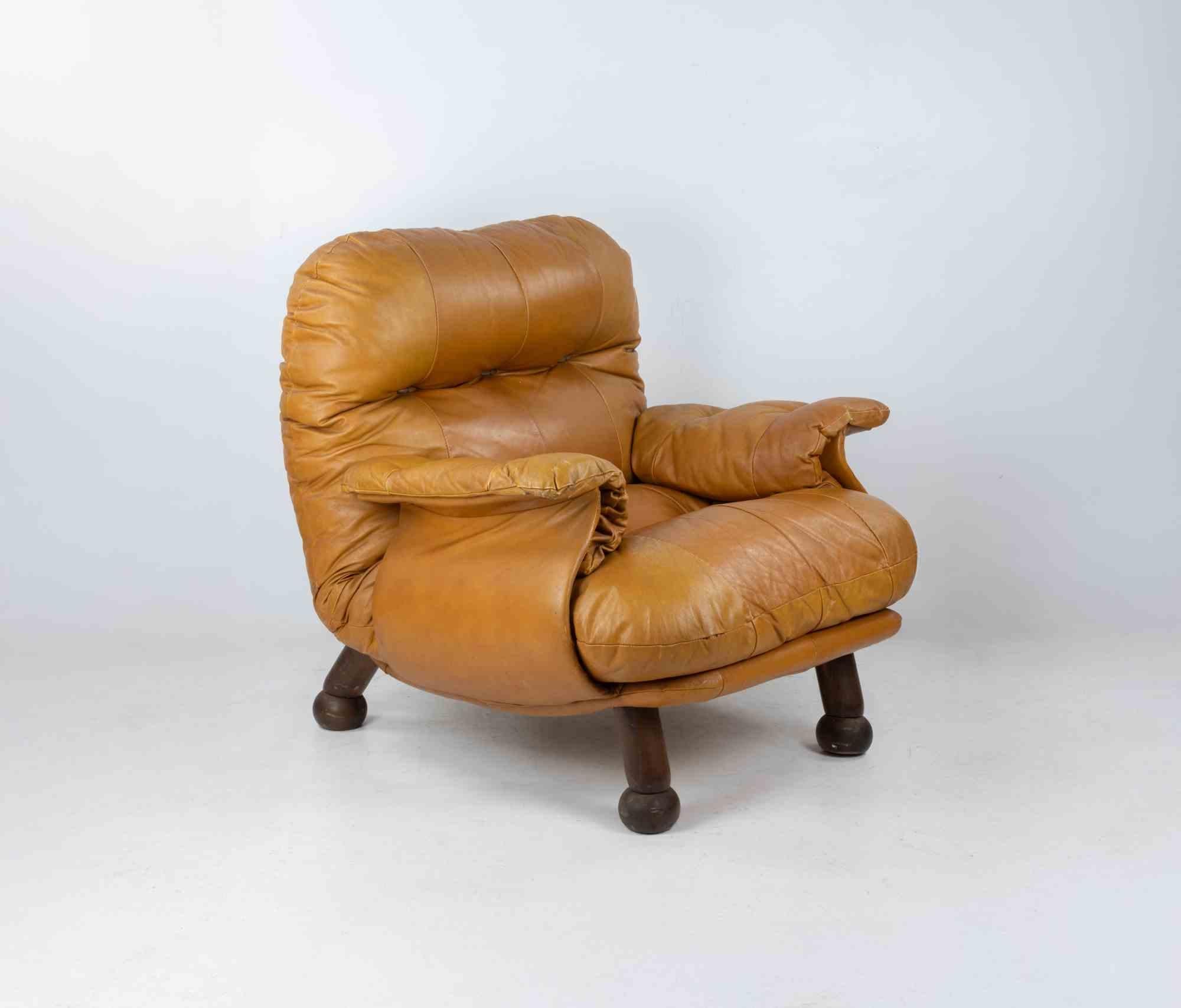 Fauteuil vintage en cuir conçu par E. Cobianchi pour INSA dans les années 1970.

Sellerie d'origine en très bon état.

Hauteur du siège cm. 40. 

Les plinthes à l'extrémité des pieds du fauteuil ont été installées par l'ancien propriétaire pour