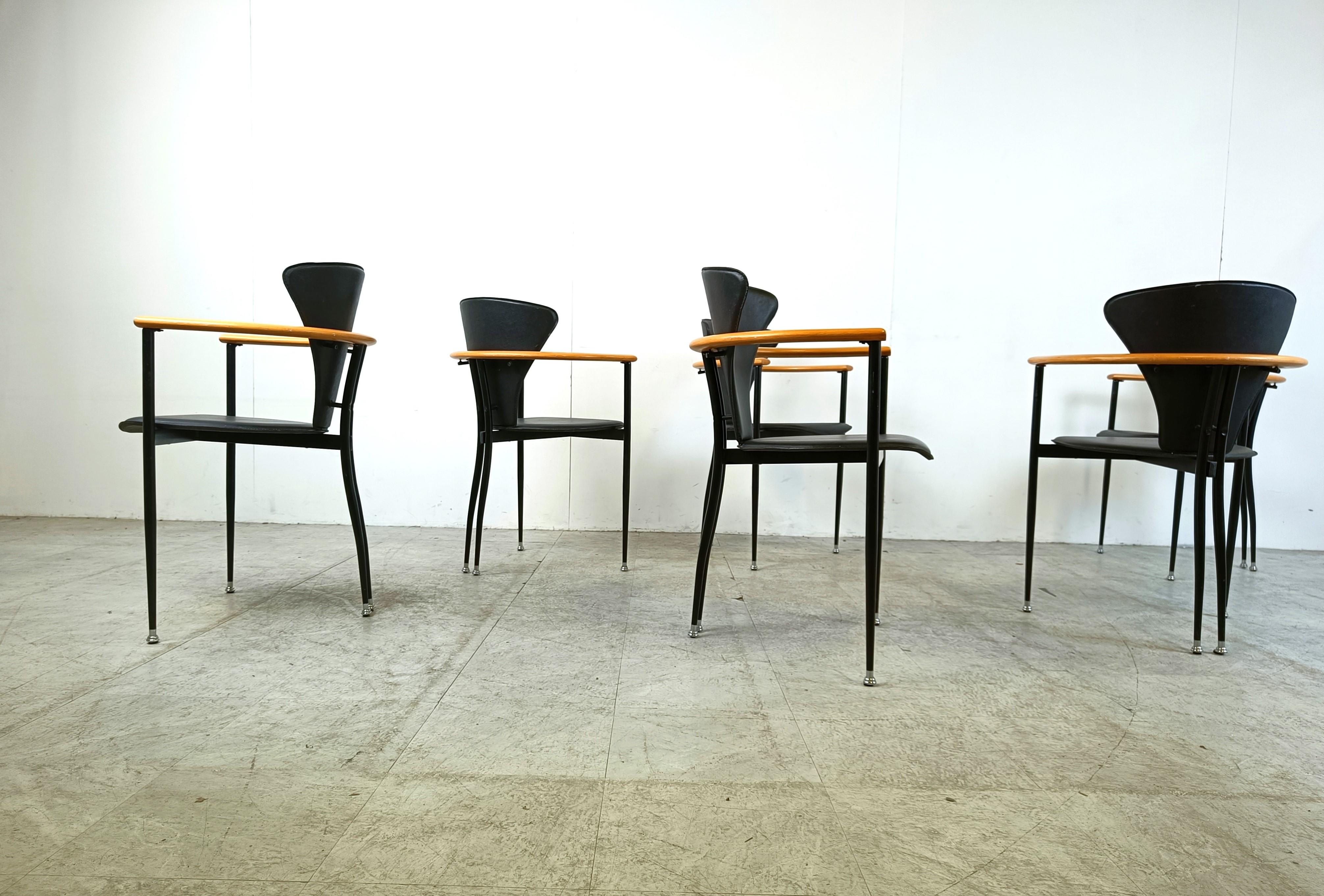 Set of 6 italian dining chairs consisting of black metal frames with black leather backrests and seats and beautiful wooden armrests.

Cool design with curved metal legs.

Very good condition

1980s - Italy

Dimensions:
Height: 85cm/33.46