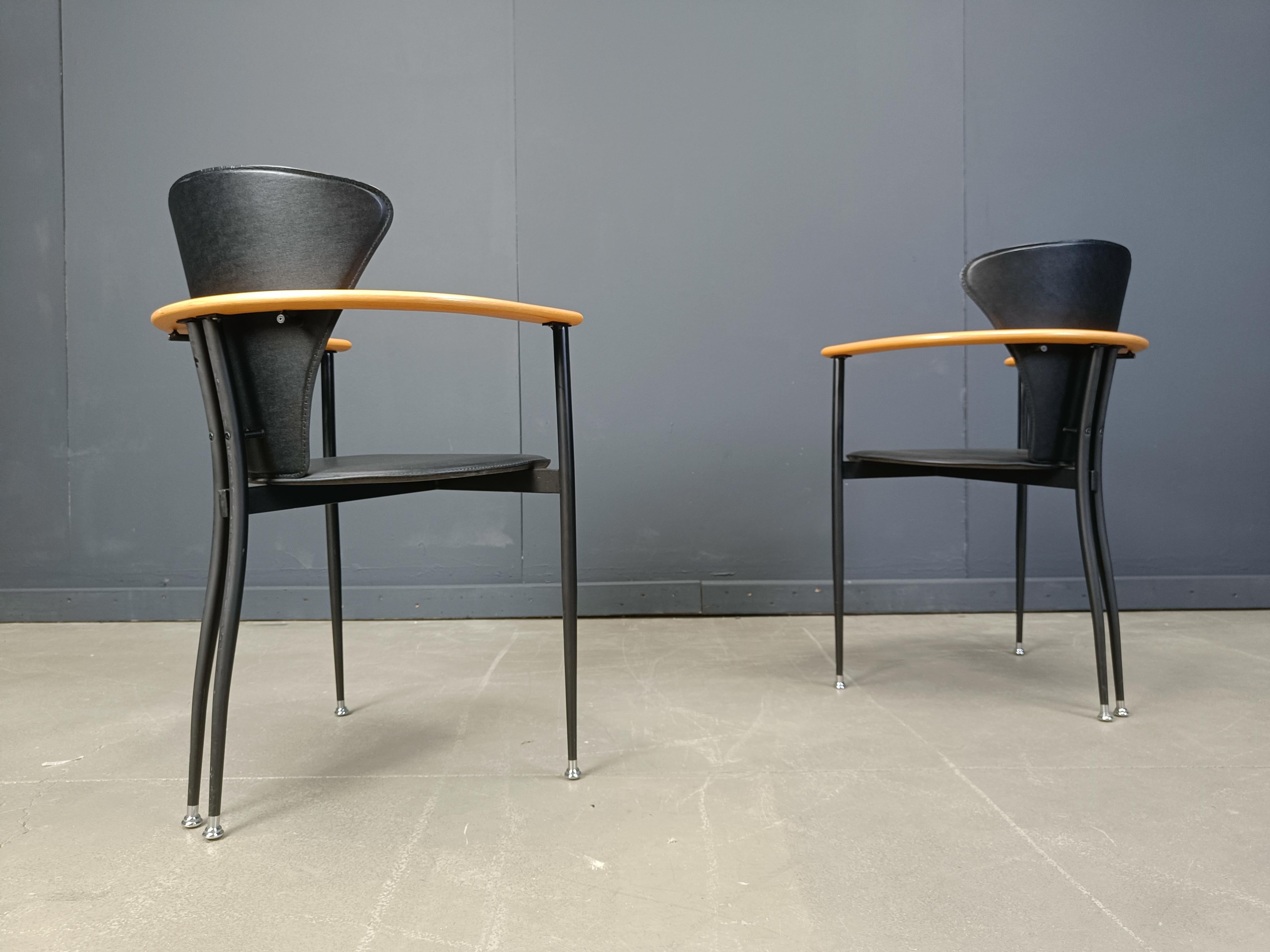 Satz von 6 italienischen Esszimmerstühlen bestehend aus schwarzen Metallrahmen mit schwarzen Lederrückenlehnen und -sitzen und schönen Holzarmlehnen.

Cooles Design mit geschwungenen Metallbeinen.

Guter Zustand

1980er Jahre -