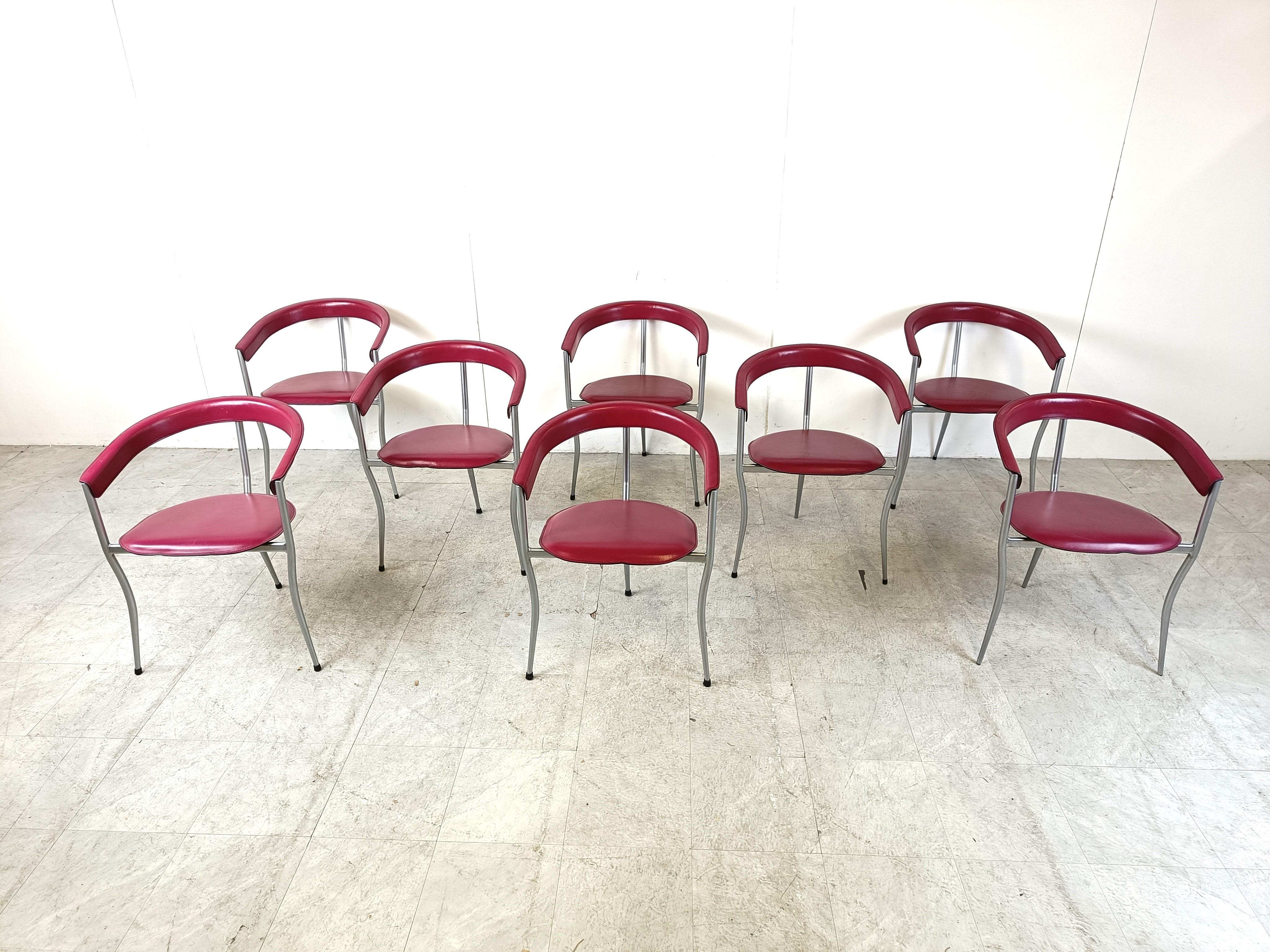 Ensemble de 8 fauteuils en cuir rose par Arrben Italie.

De beaux dossiers incurvés formant les accoudoirs, avec des sièges en cuir et une élégante structure en métal gris.

Les chaises portent l'inscription 