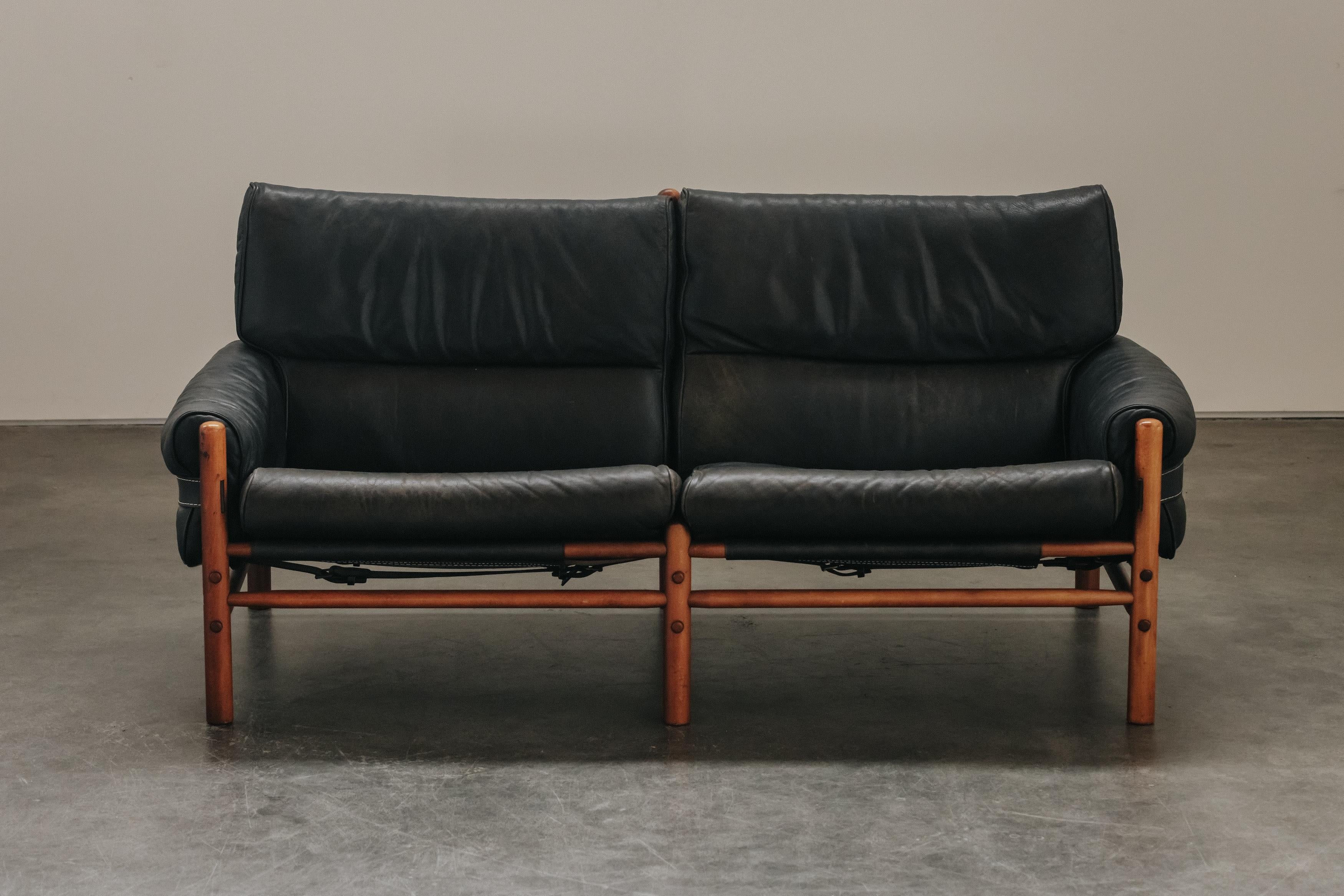 Vintage Leder Arne Norell Sofa Modell Kontiki aus Schweden, CIRCA 1970.  Massiver Birkenrahmen mit originalem schwarzem Lederbezug.  Schöne leichte Patina und Gebrauchsspuren.