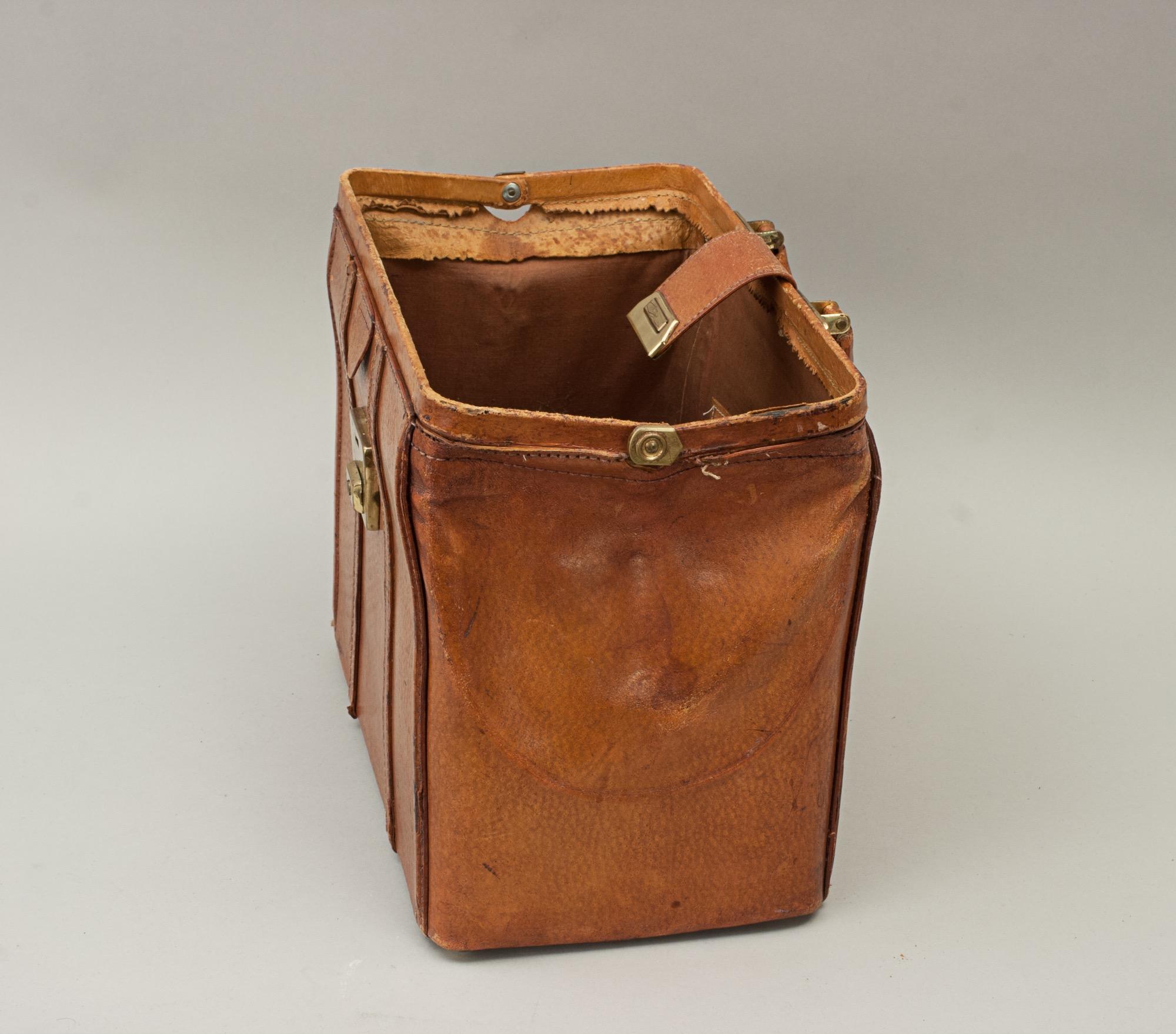 English Vintage Leather Bag with Carry Handles For Sale